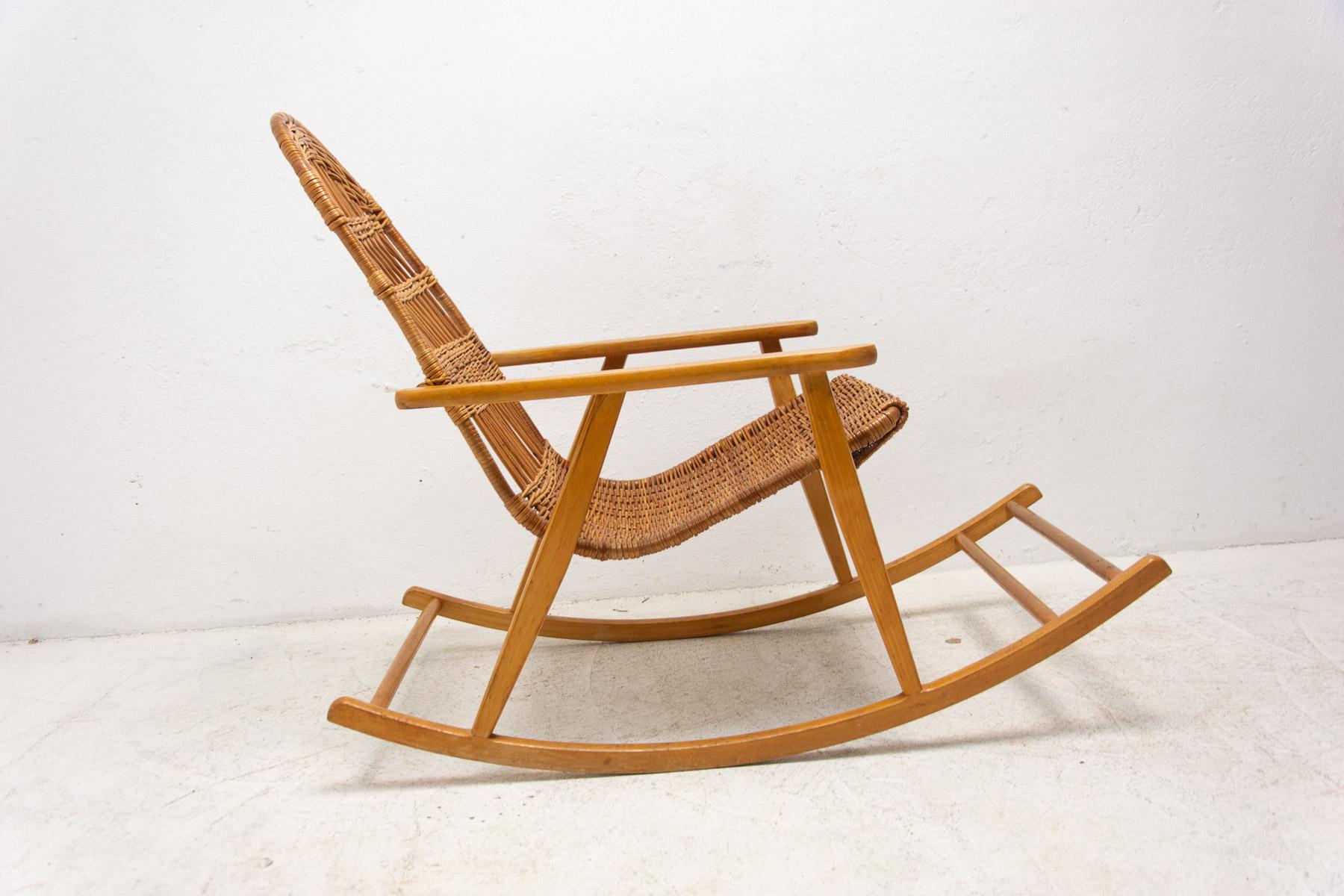 Osier Fauteuil à bascule en osier du milieu du siècle, Tchécoslovaquie, années 1970 en vente