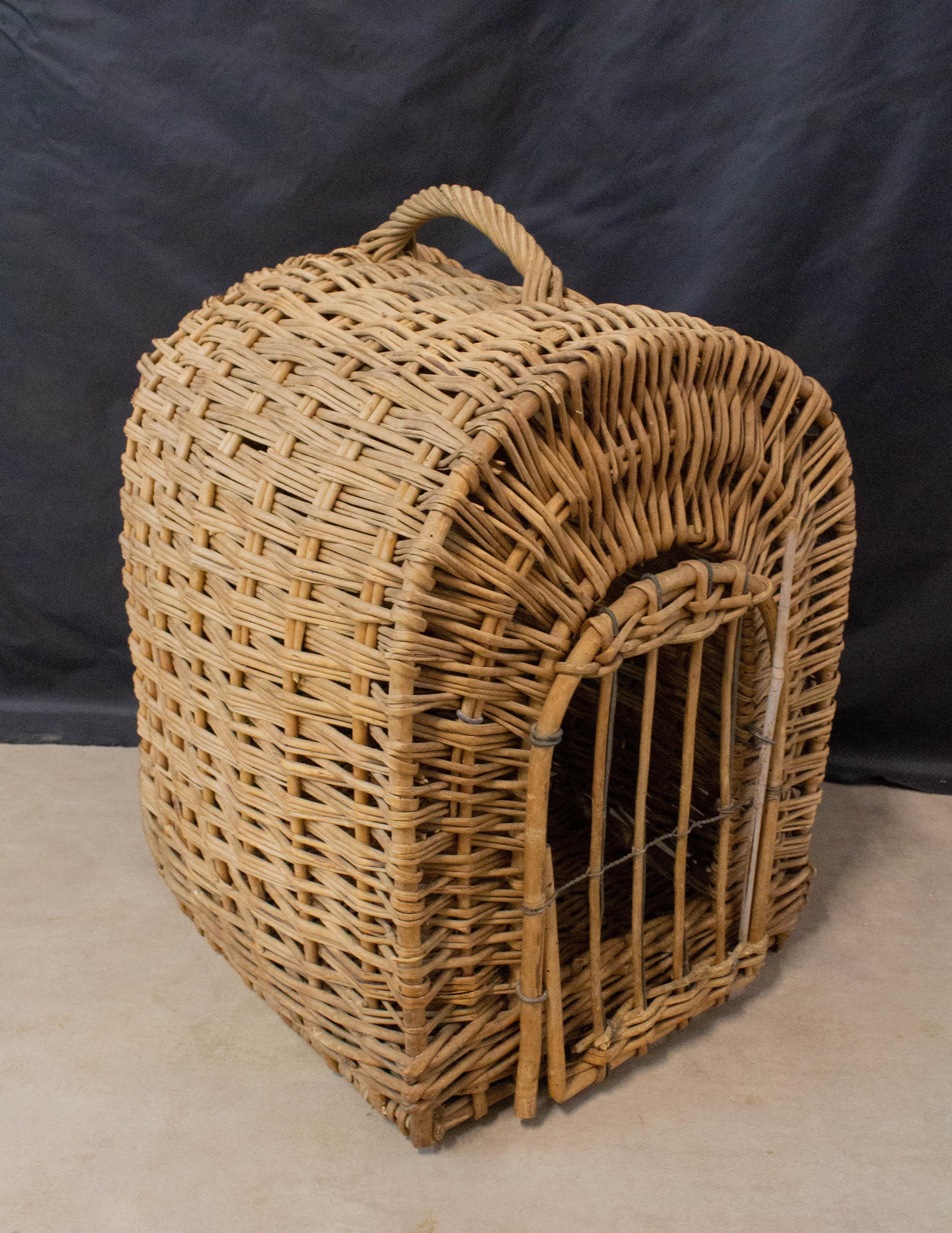 Transport wicker basket for cat or little dog circa 1950 
Mid-century France
Door opening measures: 25x15cm
Wicker and wire door,
Good condition.
 
For shipping:
43x35x48cm 1.6kg