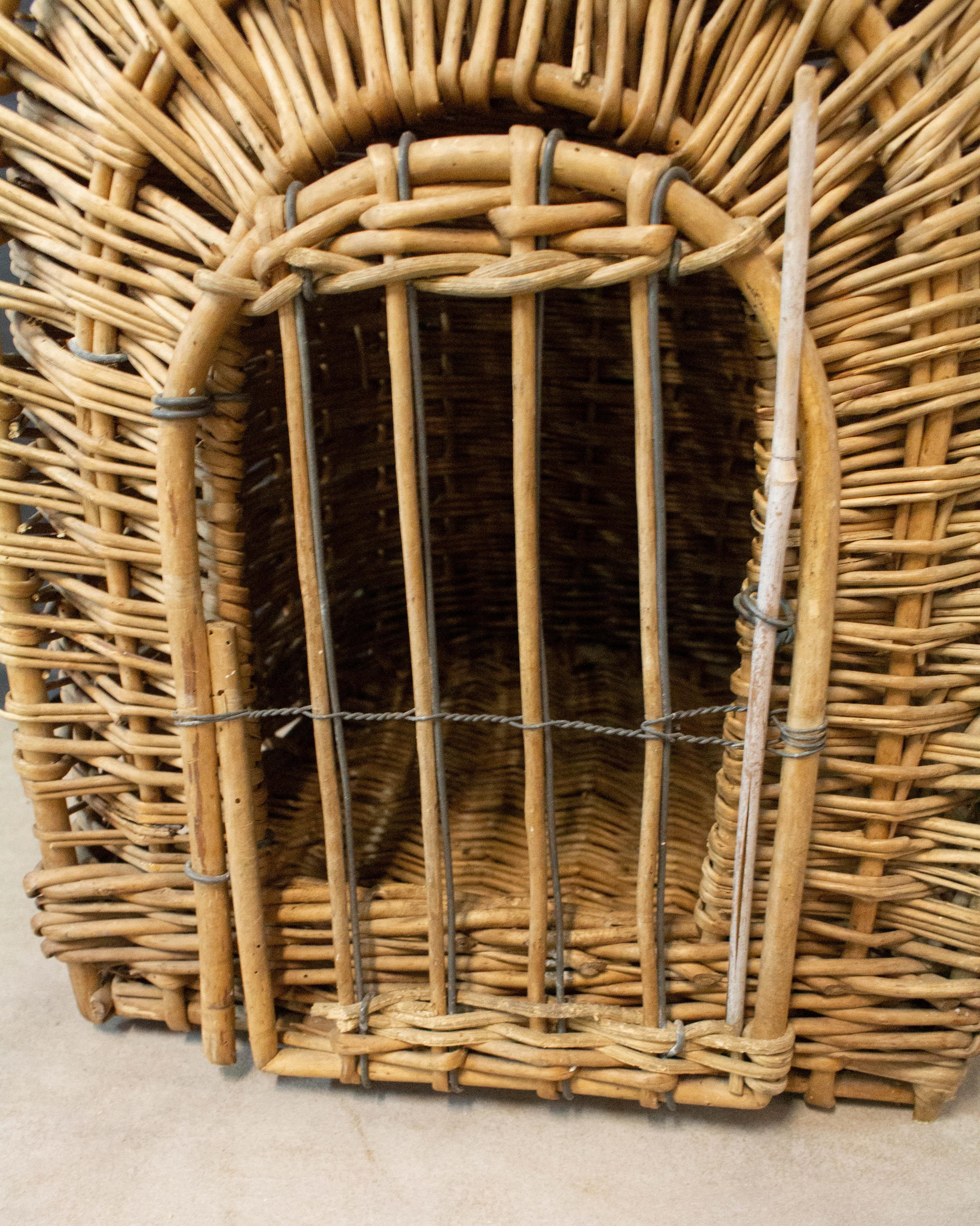 Mid-century Wicker Transport Basket Cat or Dog France For Sale 1