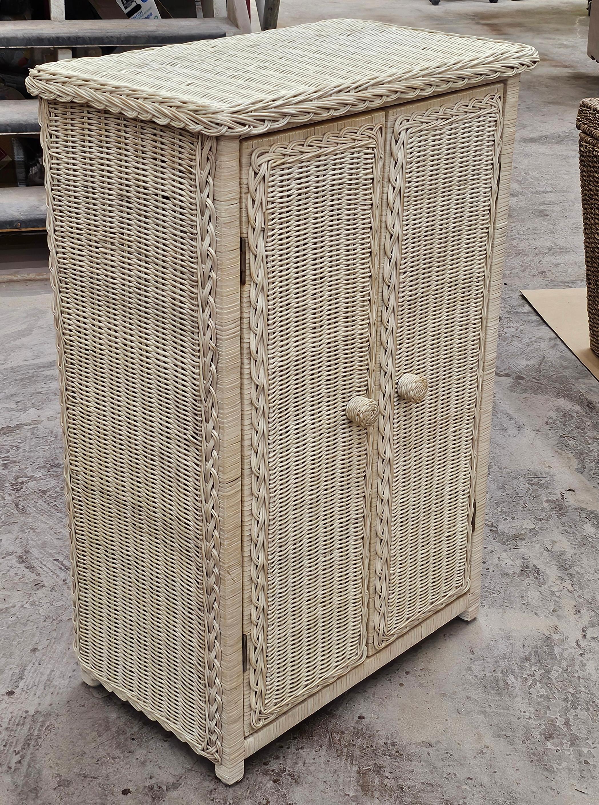 Classique américain Meuble de rangement à deux portes en osier du milieu du siècle en vente