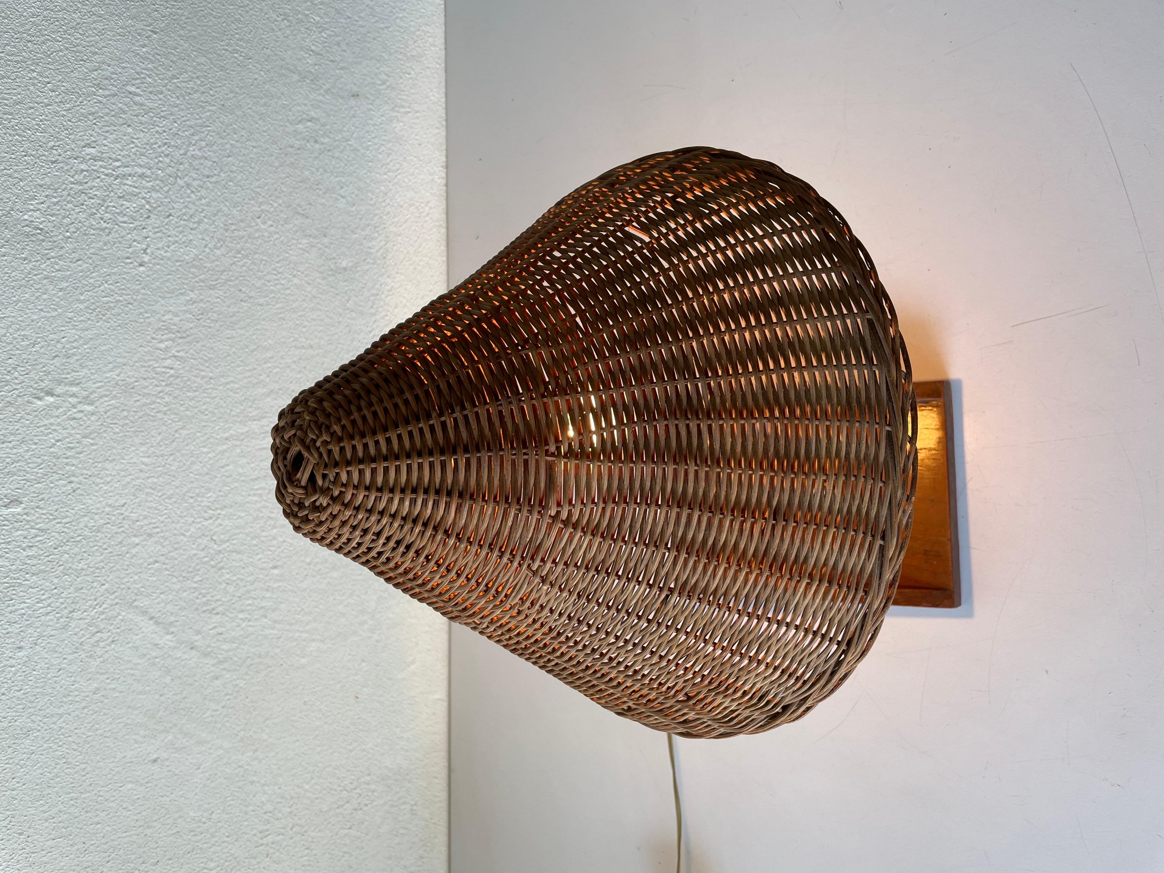 Mid-century Wicker & Wood Desk Lamp, 1950s, Italy For Sale 8