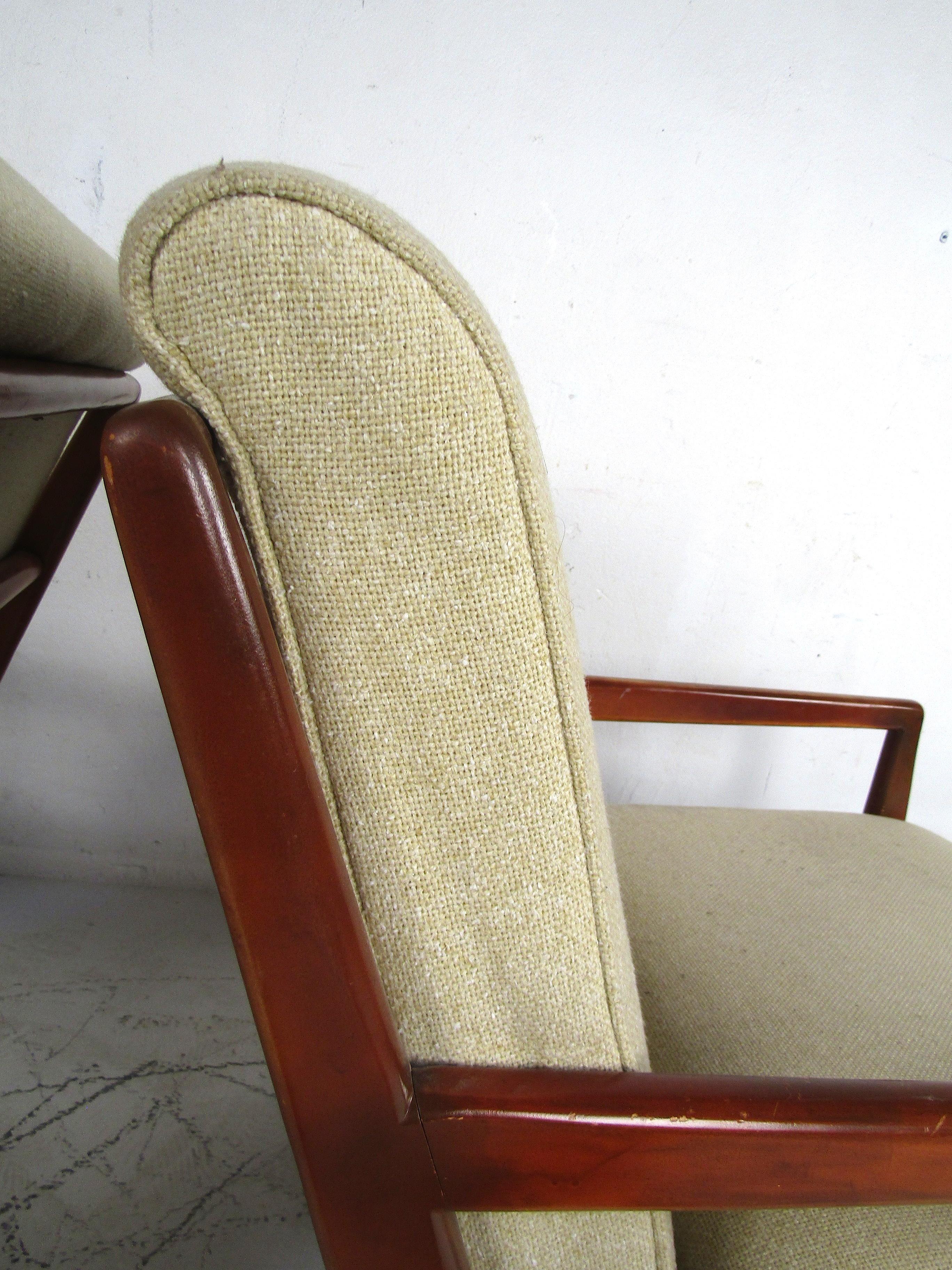 Midcentury Widdicomb Lounge Chairs, a Pair In Good Condition For Sale In Brooklyn, NY