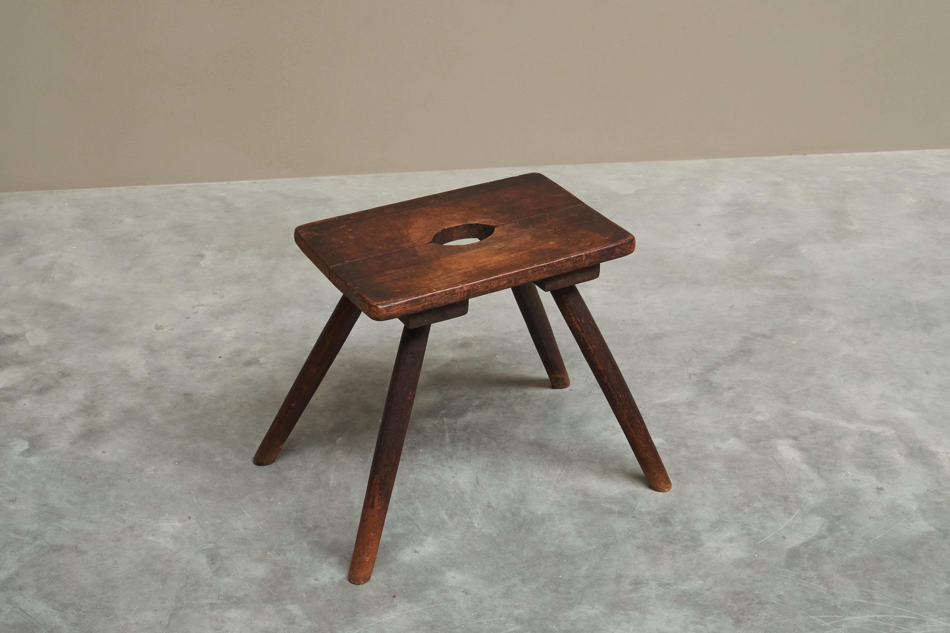 Tabouret ou table d'appoint en bois massif, Europe, années 1950.

Magnifique tabouret du milieu du siècle dernier, probablement belge et fabriqué dans les années 1950. Pièce unique, probablement fabriquée à la ferme ou dans une succession par un