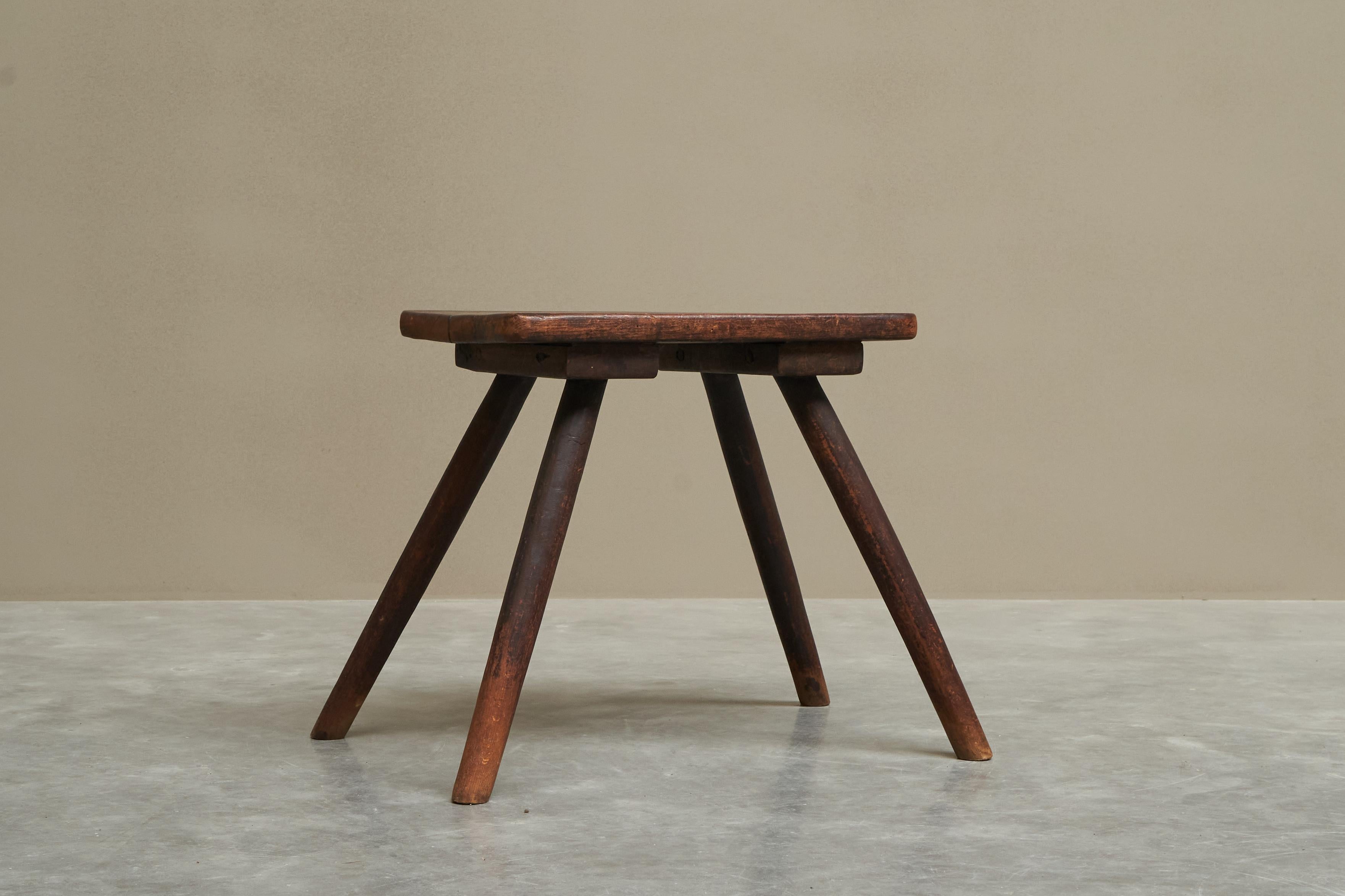 Européen Tabouret ou table d'appoint en bois massif du milieu du siècle 1950 en vente