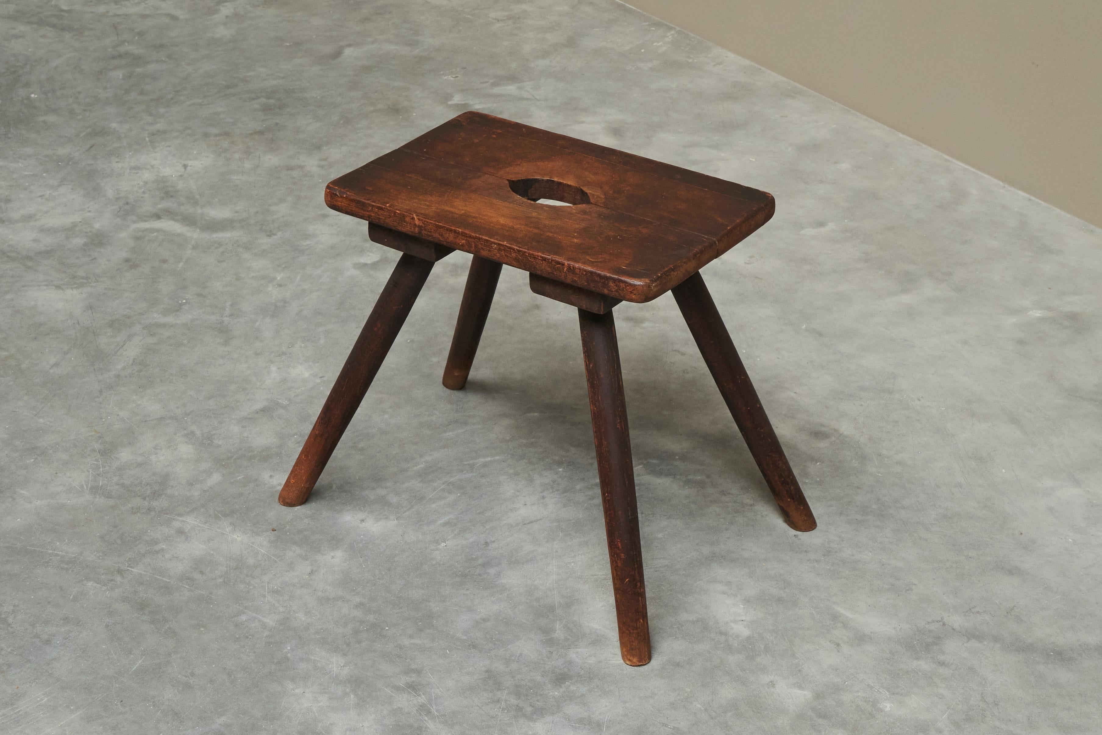 Fait main Tabouret ou table d'appoint en bois massif du milieu du siècle 1950 en vente