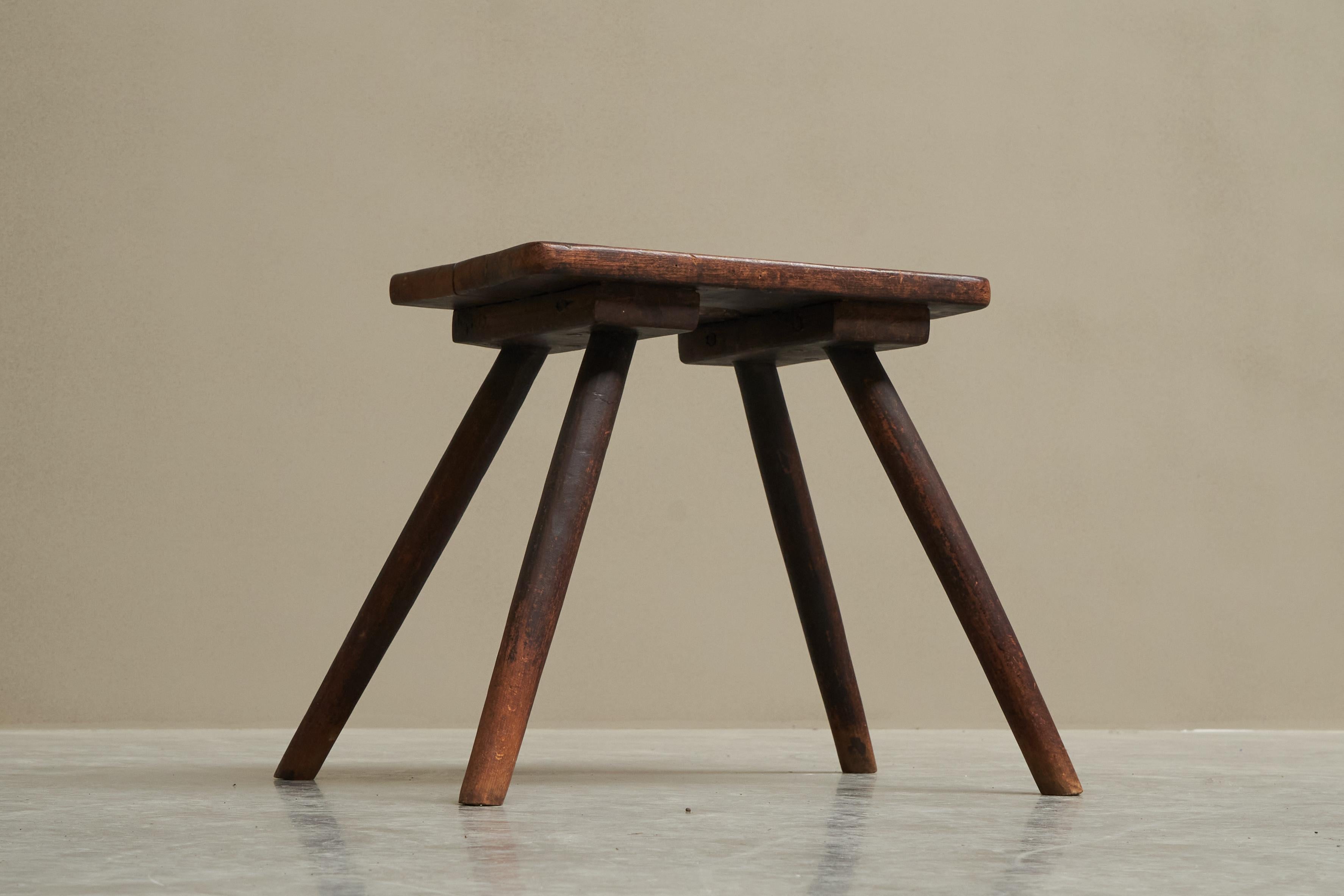 20ième siècle Tabouret ou table d'appoint en bois massif du milieu du siècle 1950 en vente