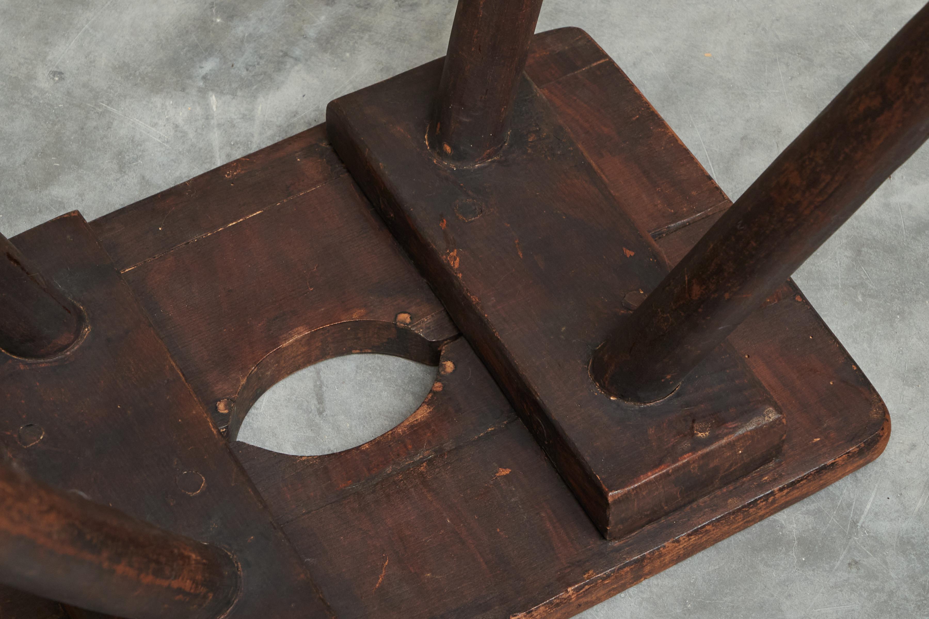 Bois Tabouret ou table d'appoint en bois massif du milieu du siècle 1950 en vente