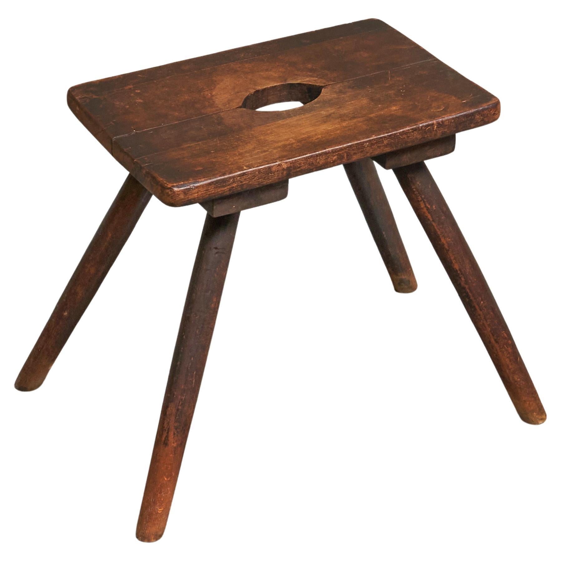 Tabouret ou table d'appoint en bois massif du milieu du siècle 1950