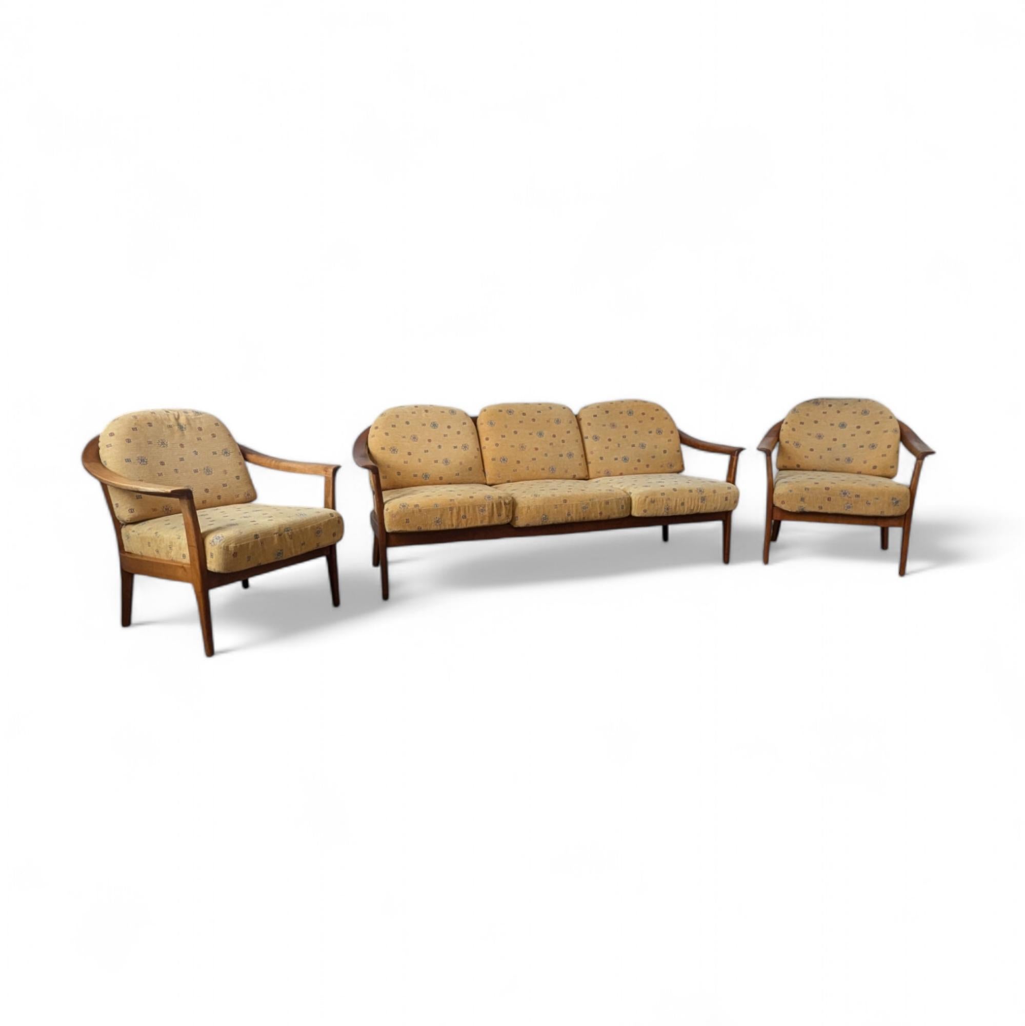 Precioso conjunto de salón de madera de cerezo de mediados de siglo compuesto por dos sillones y un sofá. Fabricado por la empresa Wilhelm Knoll, Alemania, en la década de 1960. Los marcos de madera están en muy buen estado, con algo de desgaste en