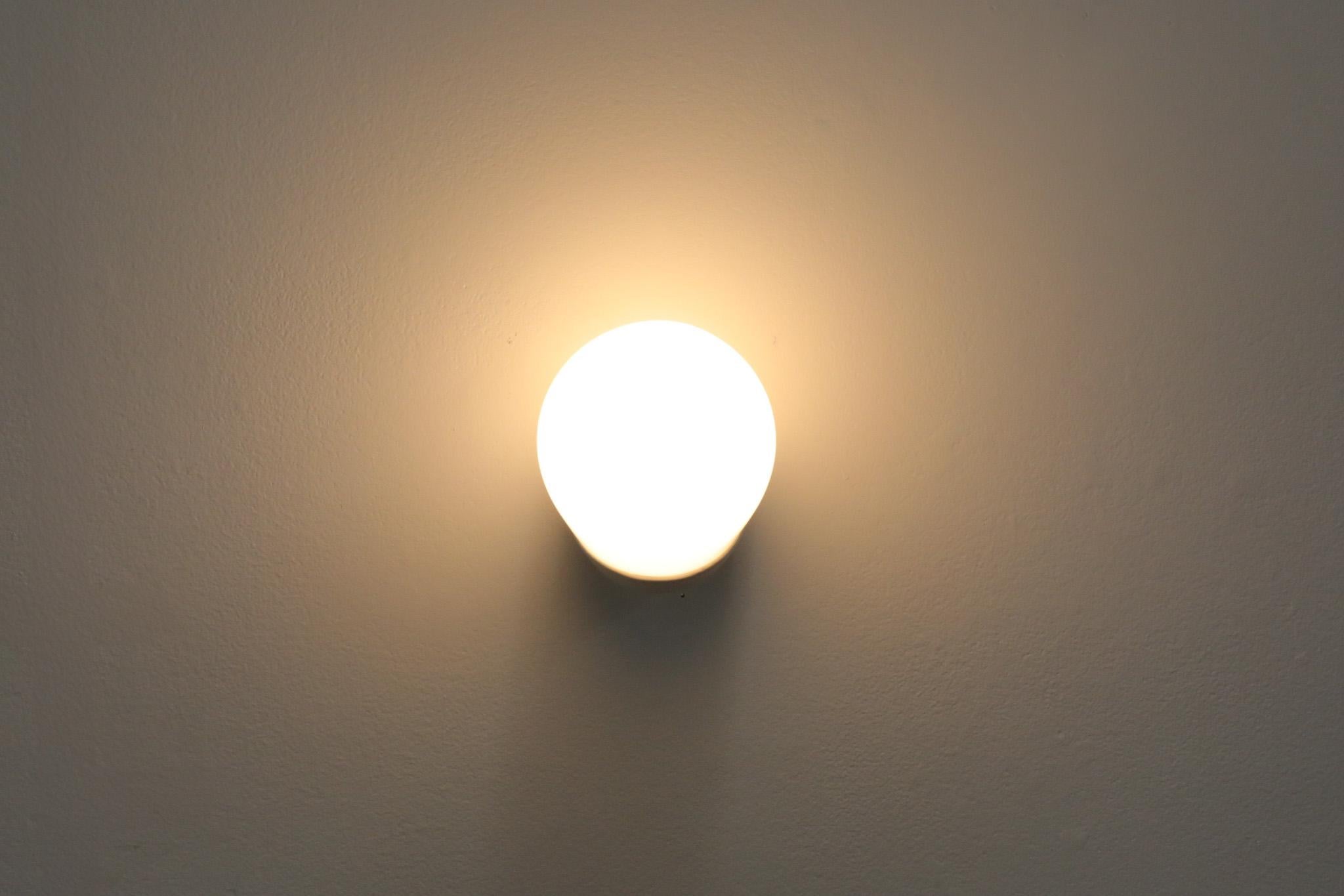 Aplique de Pared Acodado de Cristal Opalino Wilhelm Wagenfeld de Mediados de Siglo Alemán en venta