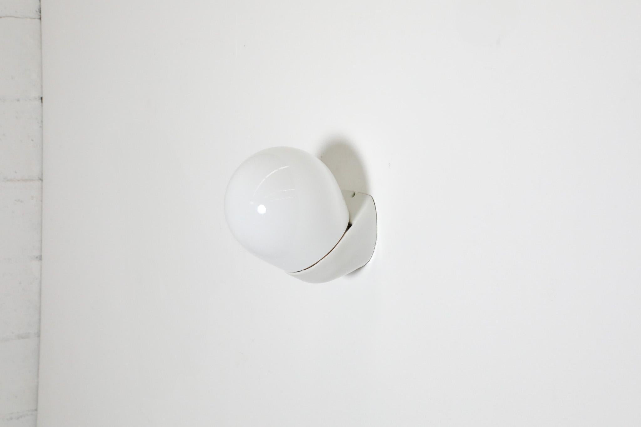 Aplique de Pared Acodado de Cristal Opalino Wilhelm Wagenfeld de Mediados de Siglo siglo XX en venta