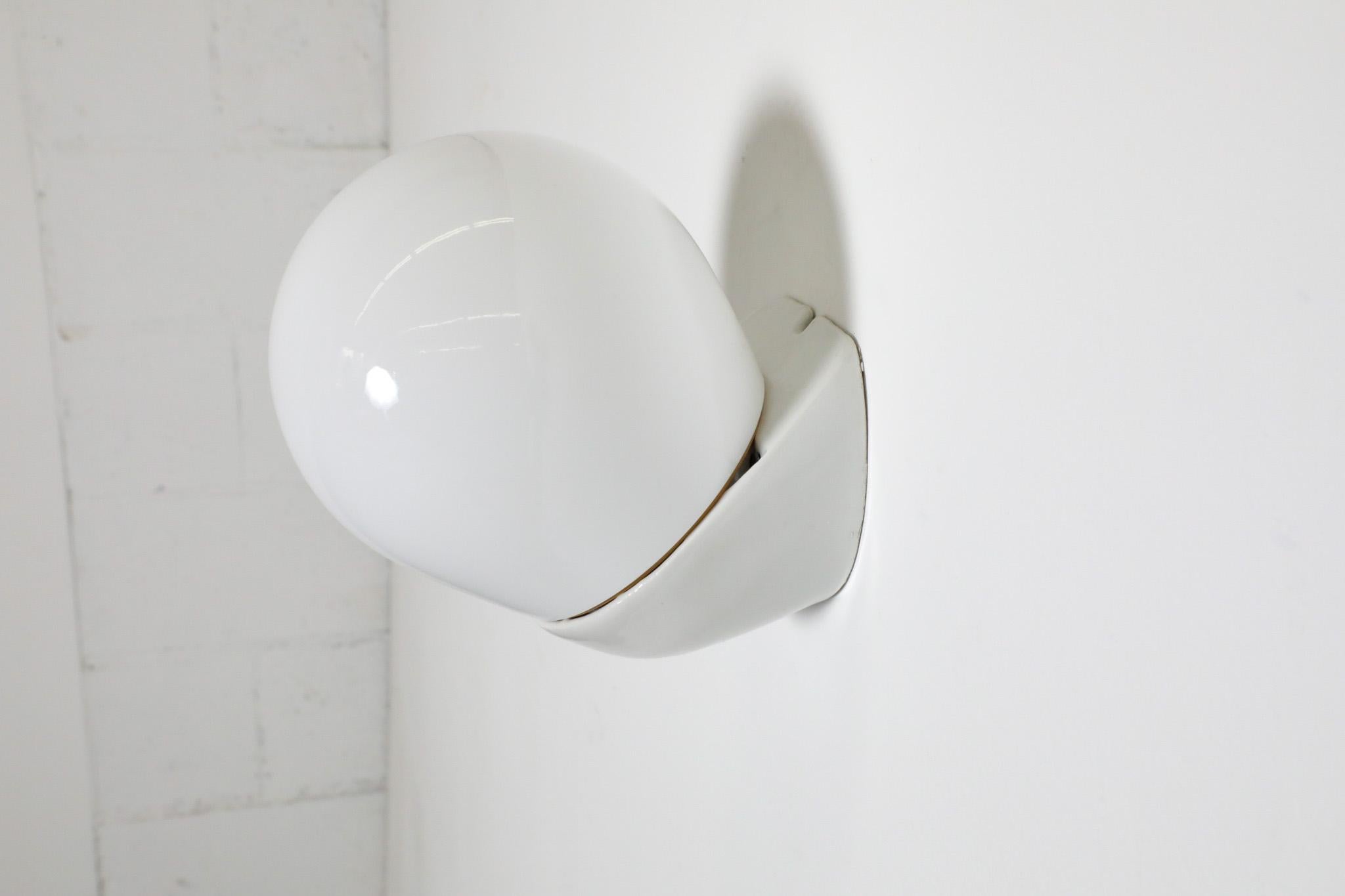 Aplique de Pared Acodado de Cristal Opalino Wilhelm Wagenfeld de Mediados de Siglo Porcelana en venta