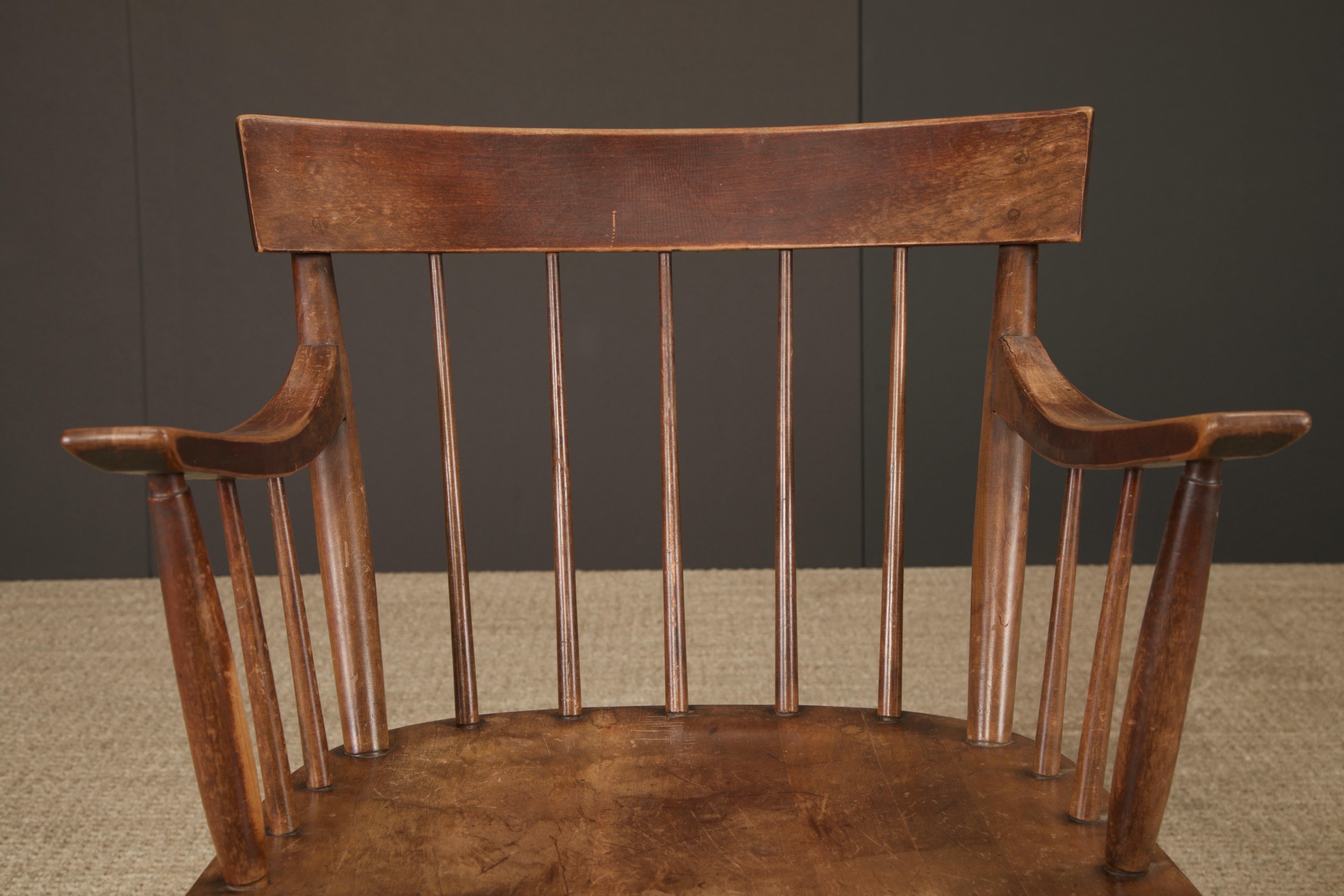 Poltrone con schienale a fuso in ciliegio massiccio della Willett Furniture Company di metà secolo in vendita 3