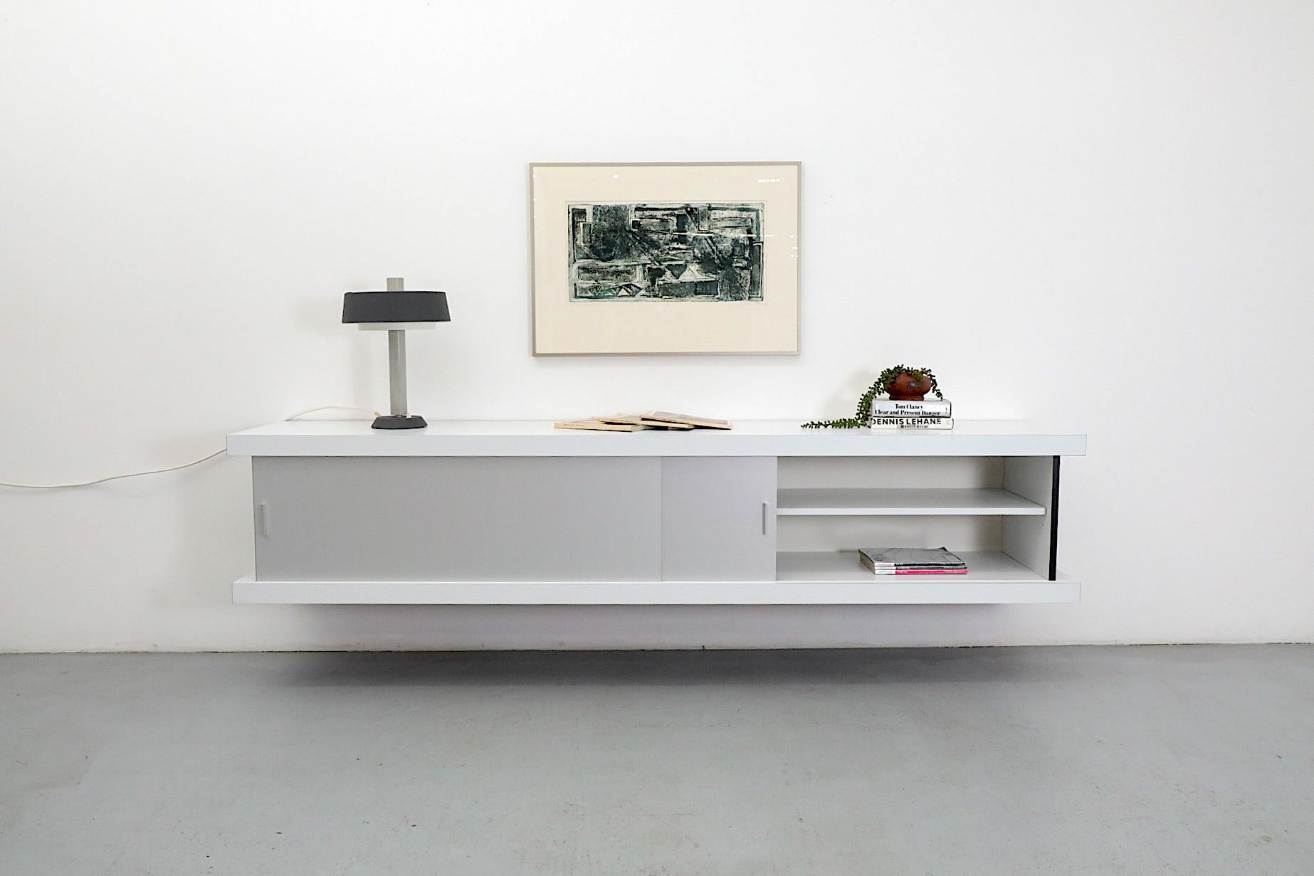 Aparador flotante modelo D242 diseñado por Wim Wilson para Castelijn, 1964. Laminado blanco, puertas correderas de aluminio gris y cajones interiores de madera revestida de laminado. En buen estado, con algunas reparaciones y retoques de pintura y