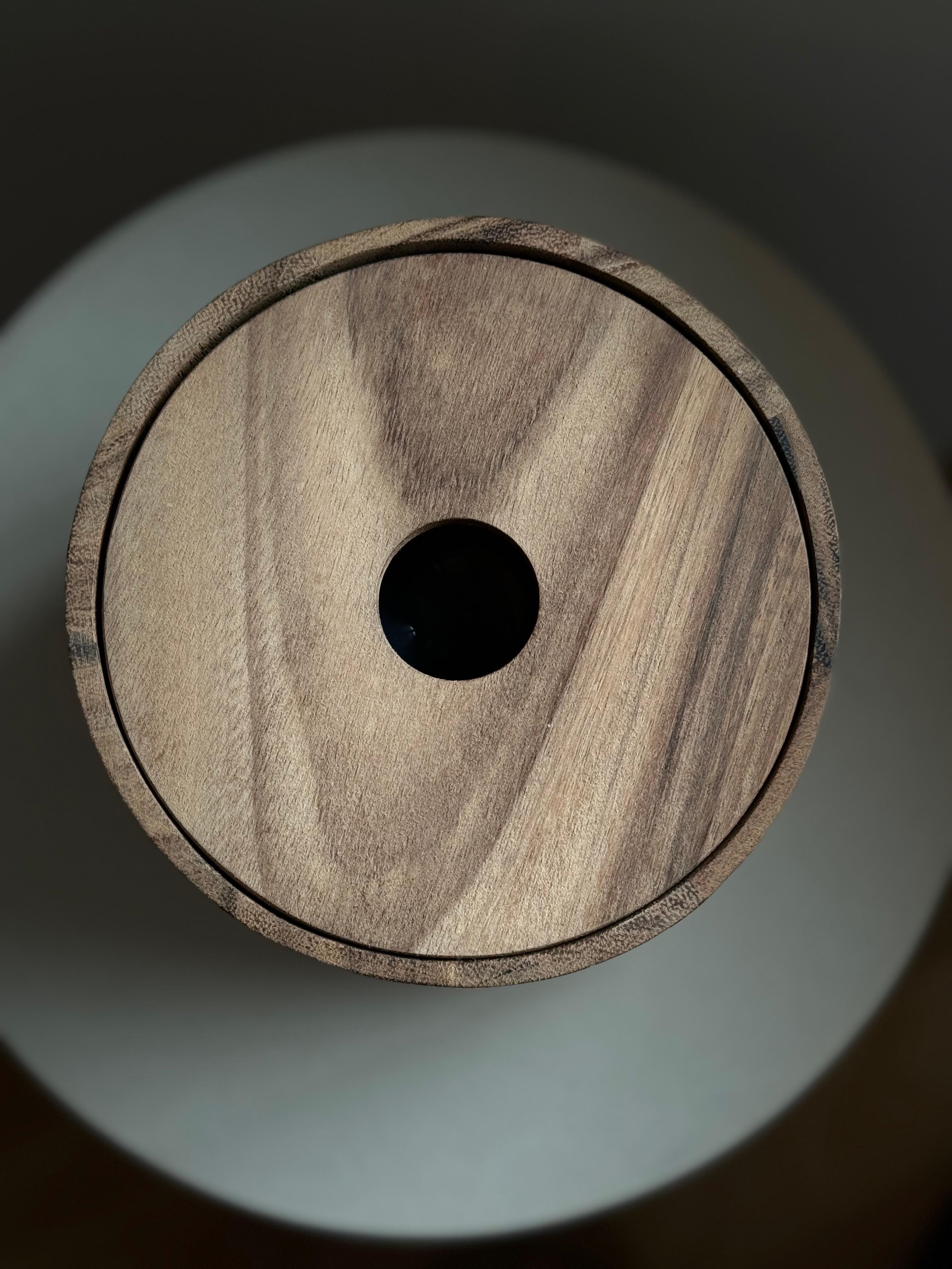 Nevera/Cubitera vintage única de IKEA

Entra en la historia del diseño escandinavo con esta excepcional nevera/cubitera de vino vintage de IKEA. Fabricado en madera de alta calidad, irradia una elegancia atemporal que complementa sin esfuerzo la