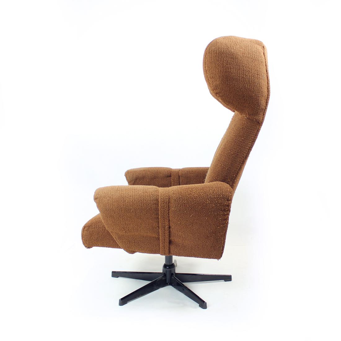Midcentury Wing Swivel Chair in Brown Fabric, Czechoslovakia, 1960s In Fair Condition For Sale In Zohor, SK