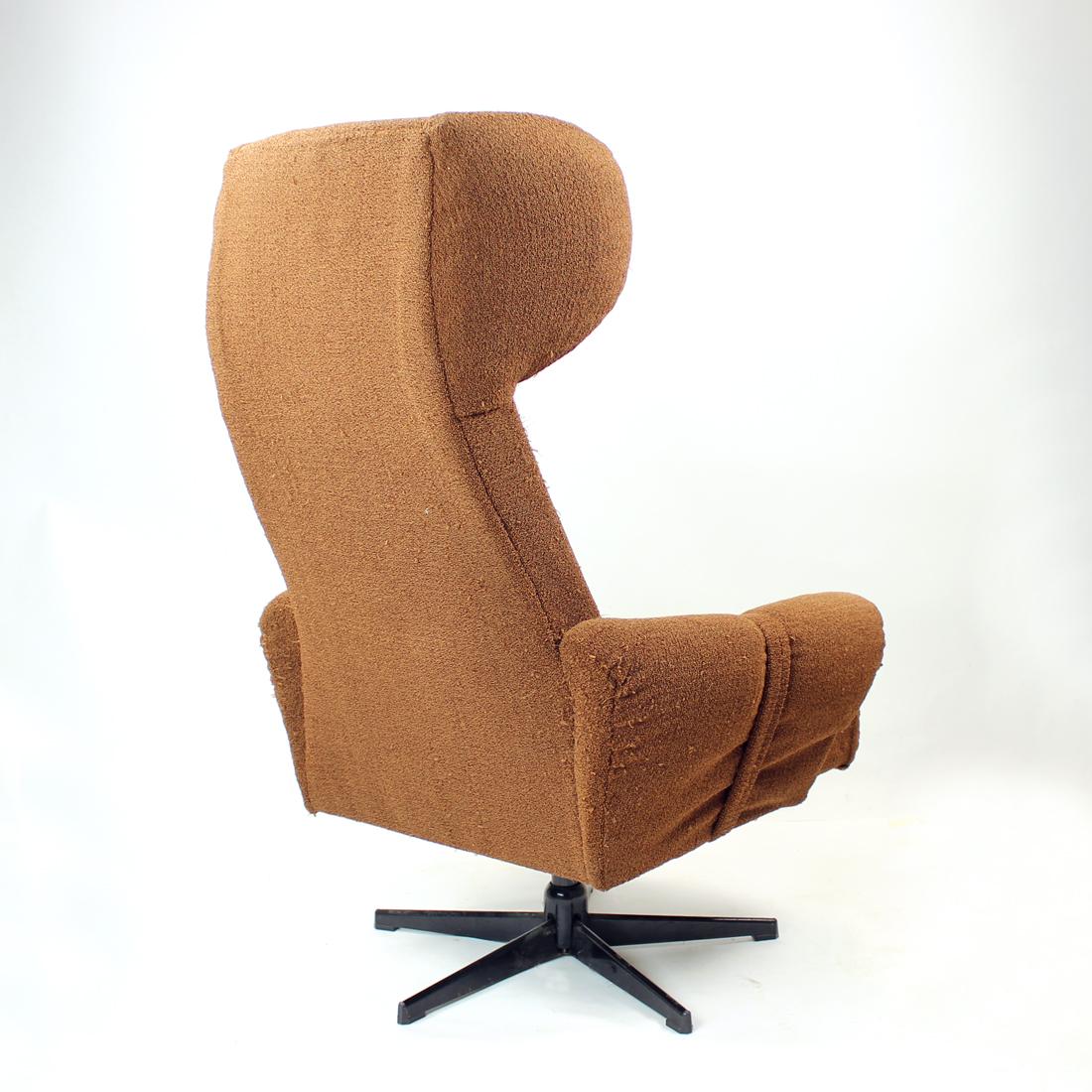 Midcentury Wing Swivel Chair in Brown Fabric, Czechoslovakia, 1960s For Sale 1