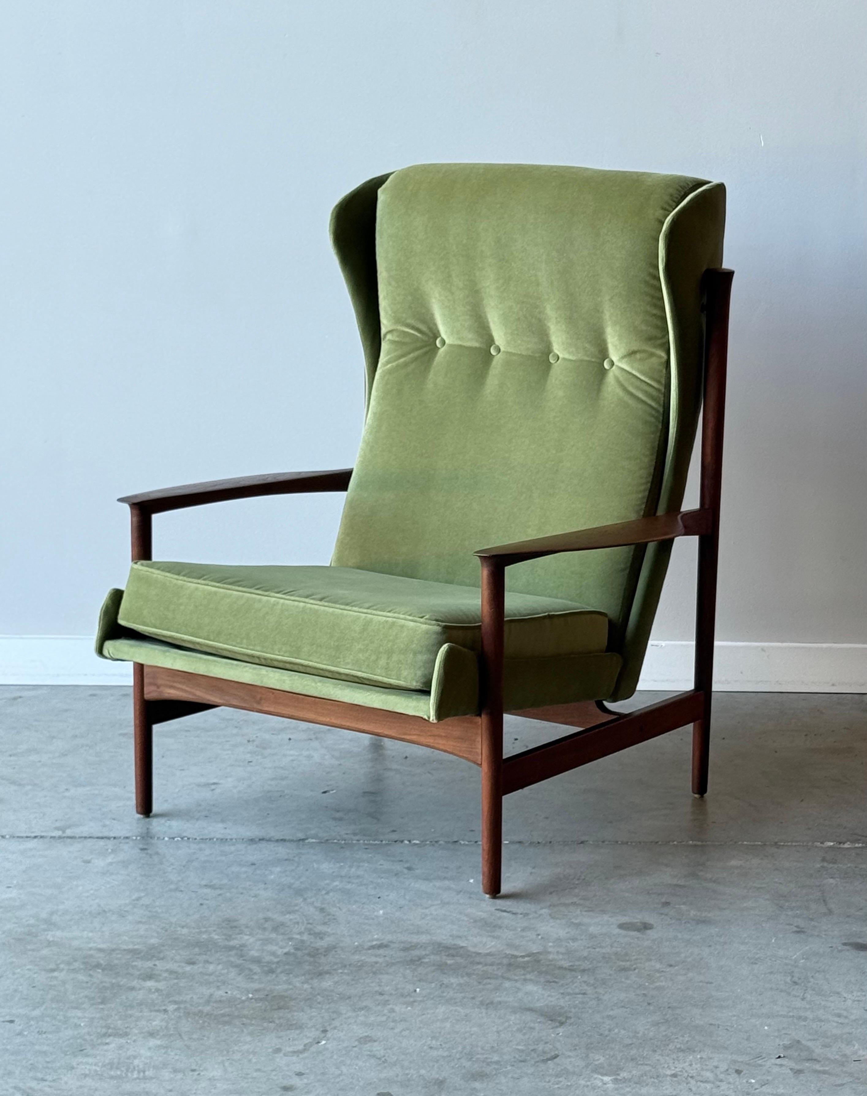 Mid-Century Wingback Armchair by Ib Kofod Larsen Moderno de mediados de siglo en venta