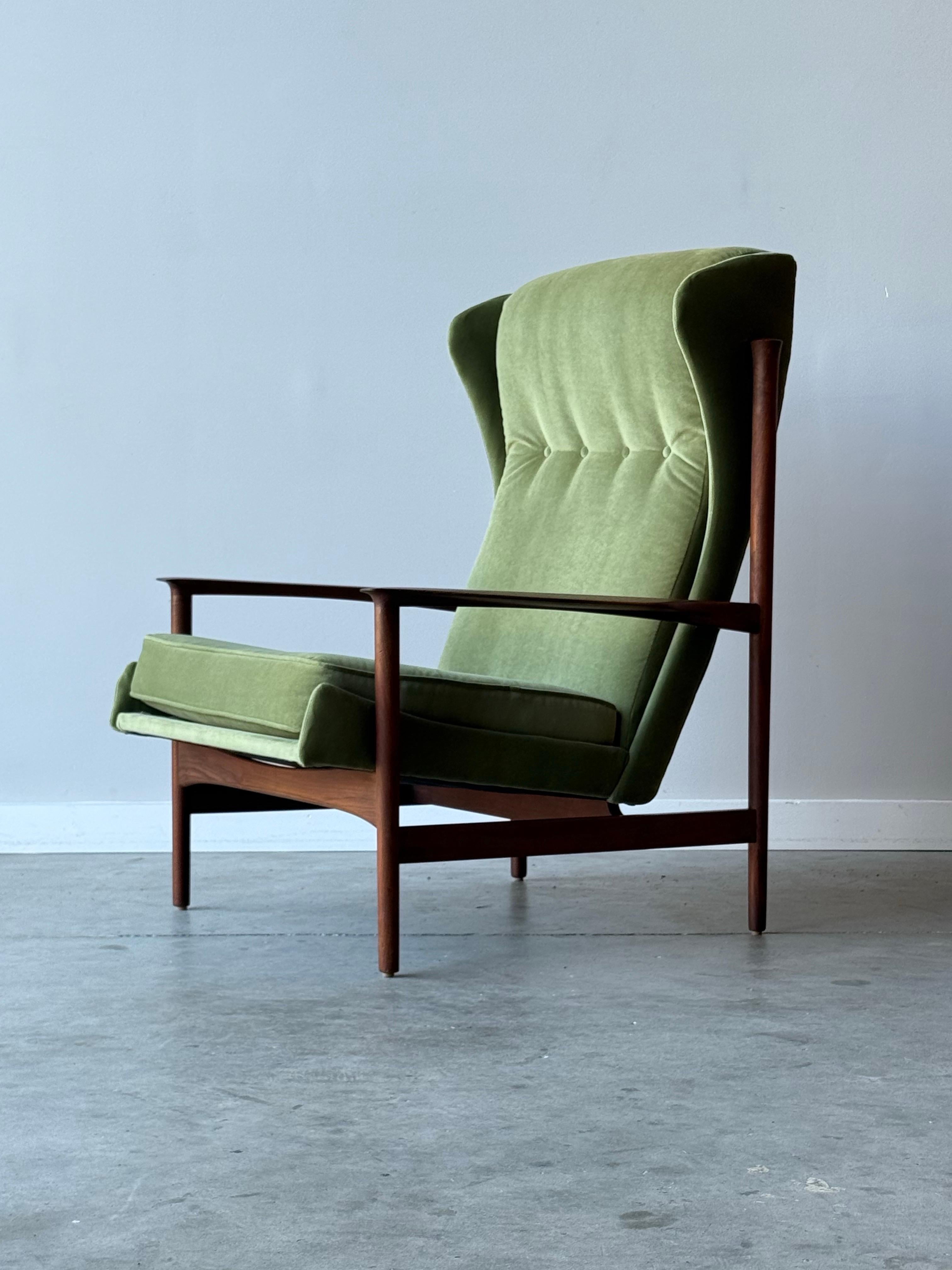 Mid-Century Wingback Armchair by Ib Kofod Larsen Danés en venta