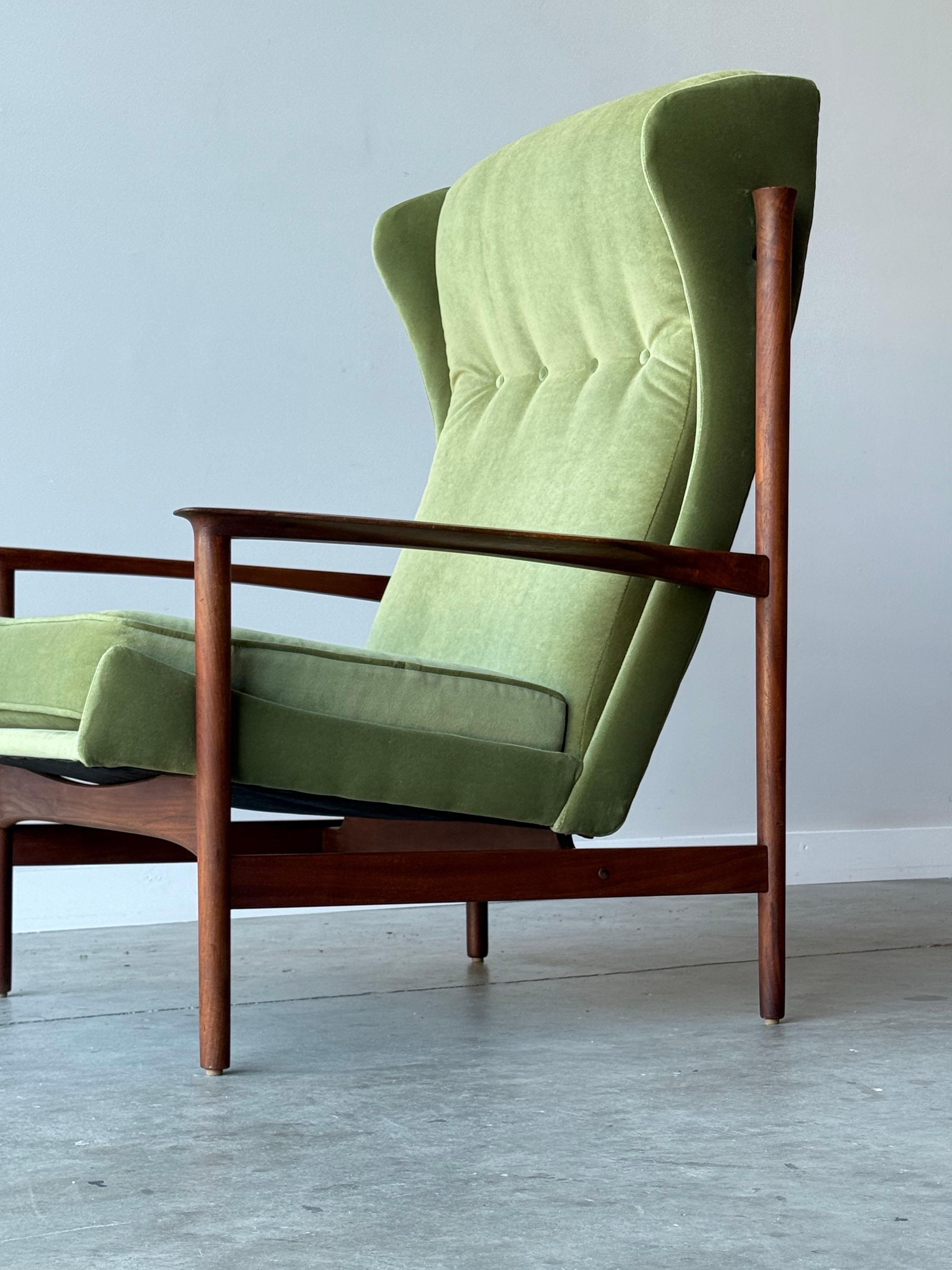 Mid-Century Wingback Armchair by Ib Kofod Larsen en Bueno estado para la venta en Raleigh, NC