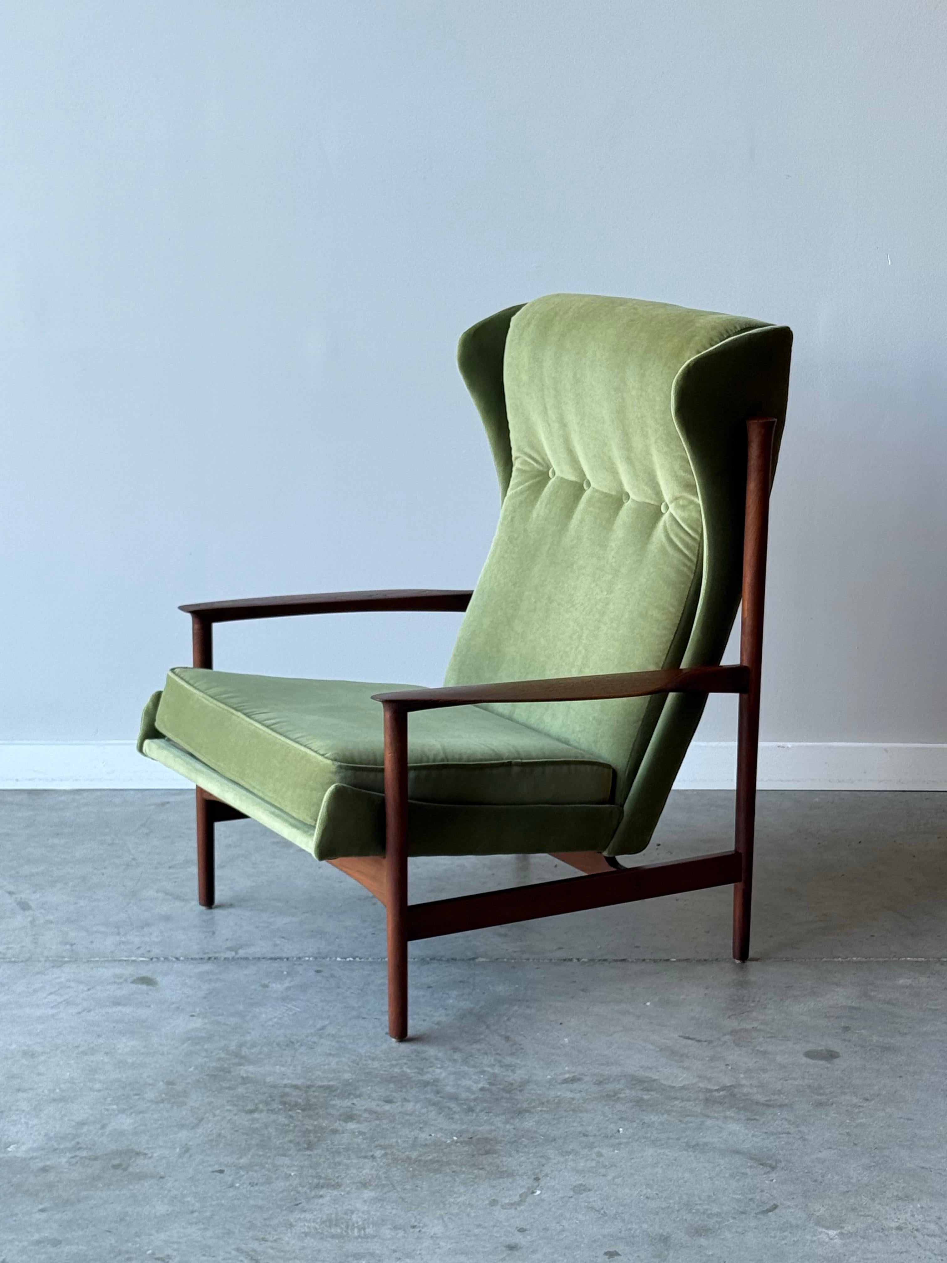 Mid-Century Wingback Armchair by Ib Kofod Larsen mediados del siglo XX en venta