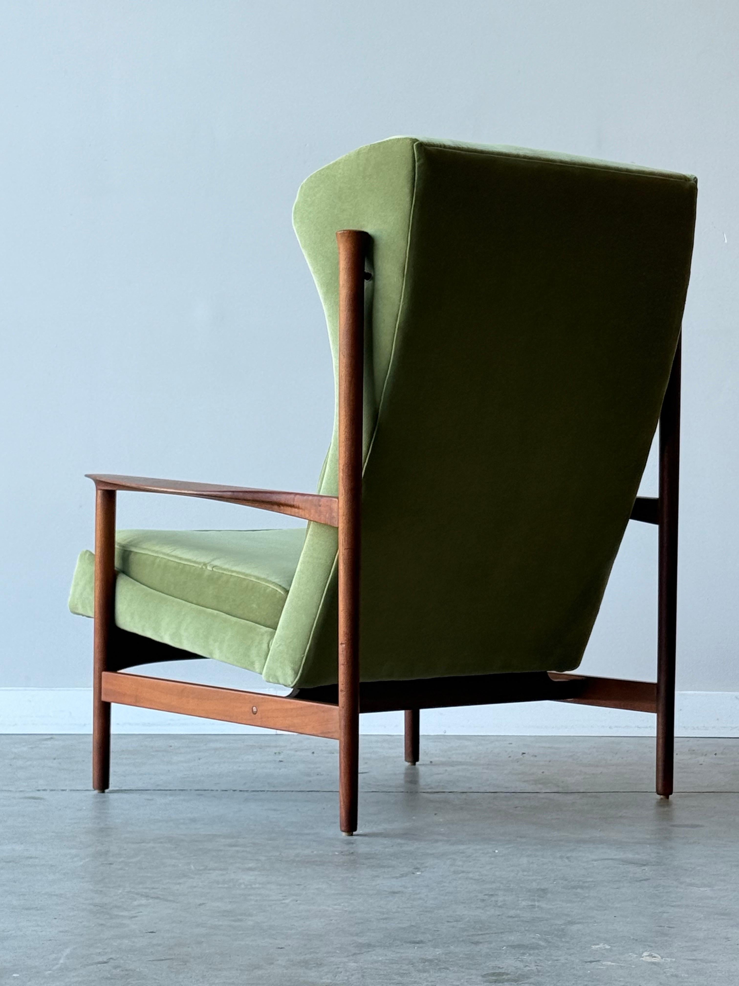 Mid-Century Wingback Armchair by Ib Kofod Larsen Tela en venta