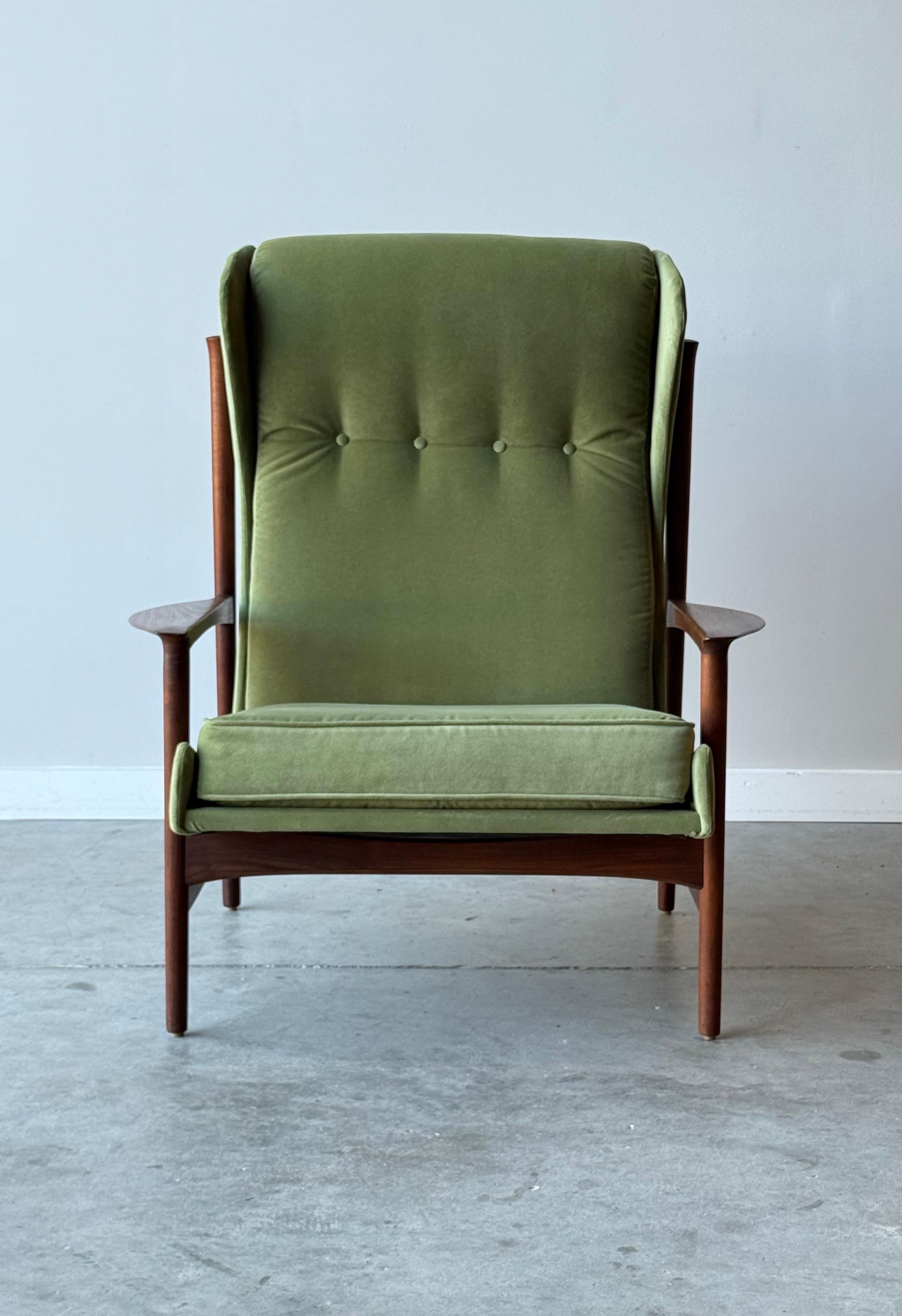Mid-Century Wingback Armchair by Ib Kofod Larsen en venta 1