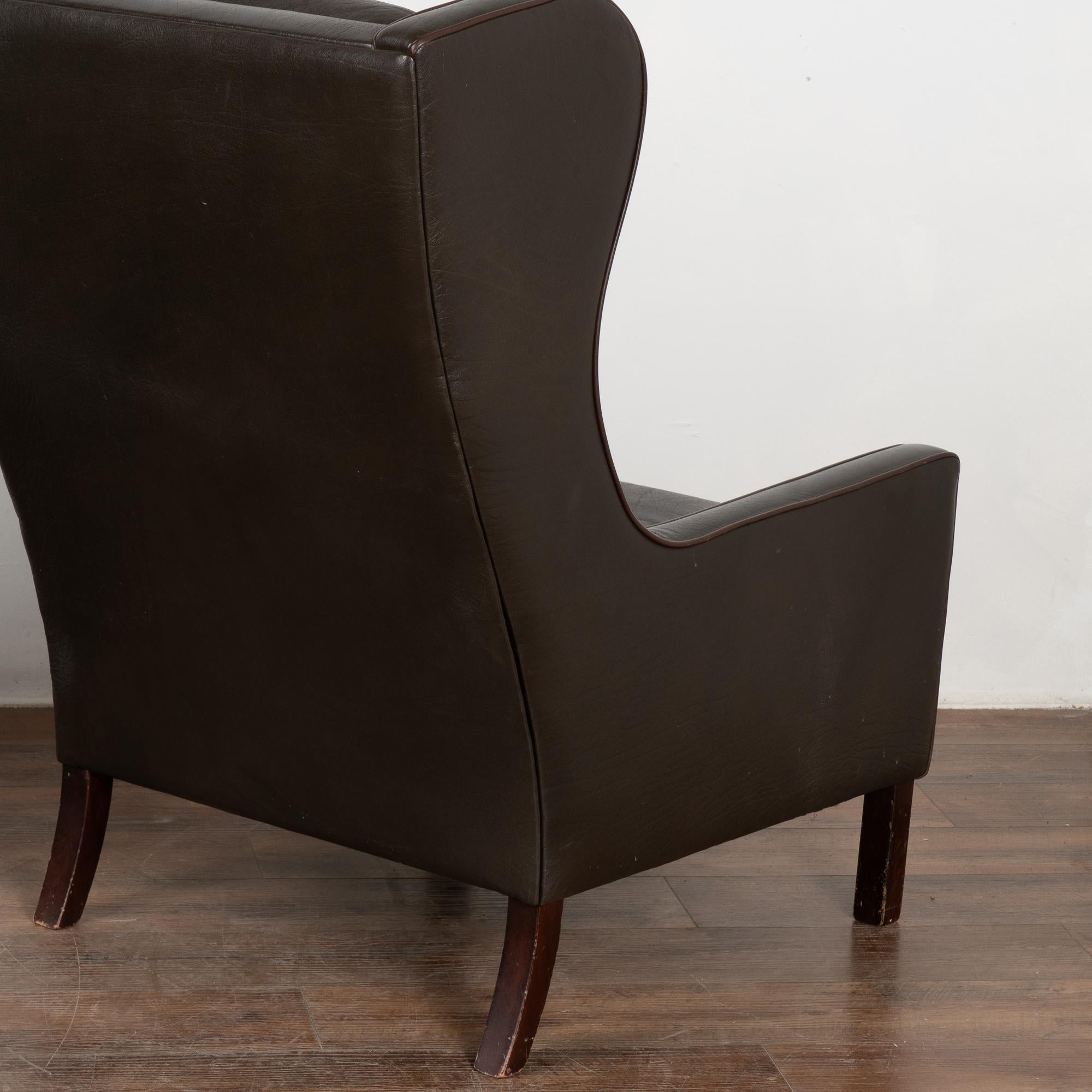 Mid Century Wingback Sessel mit dunkelbraunem Leder, Dänemark 4
