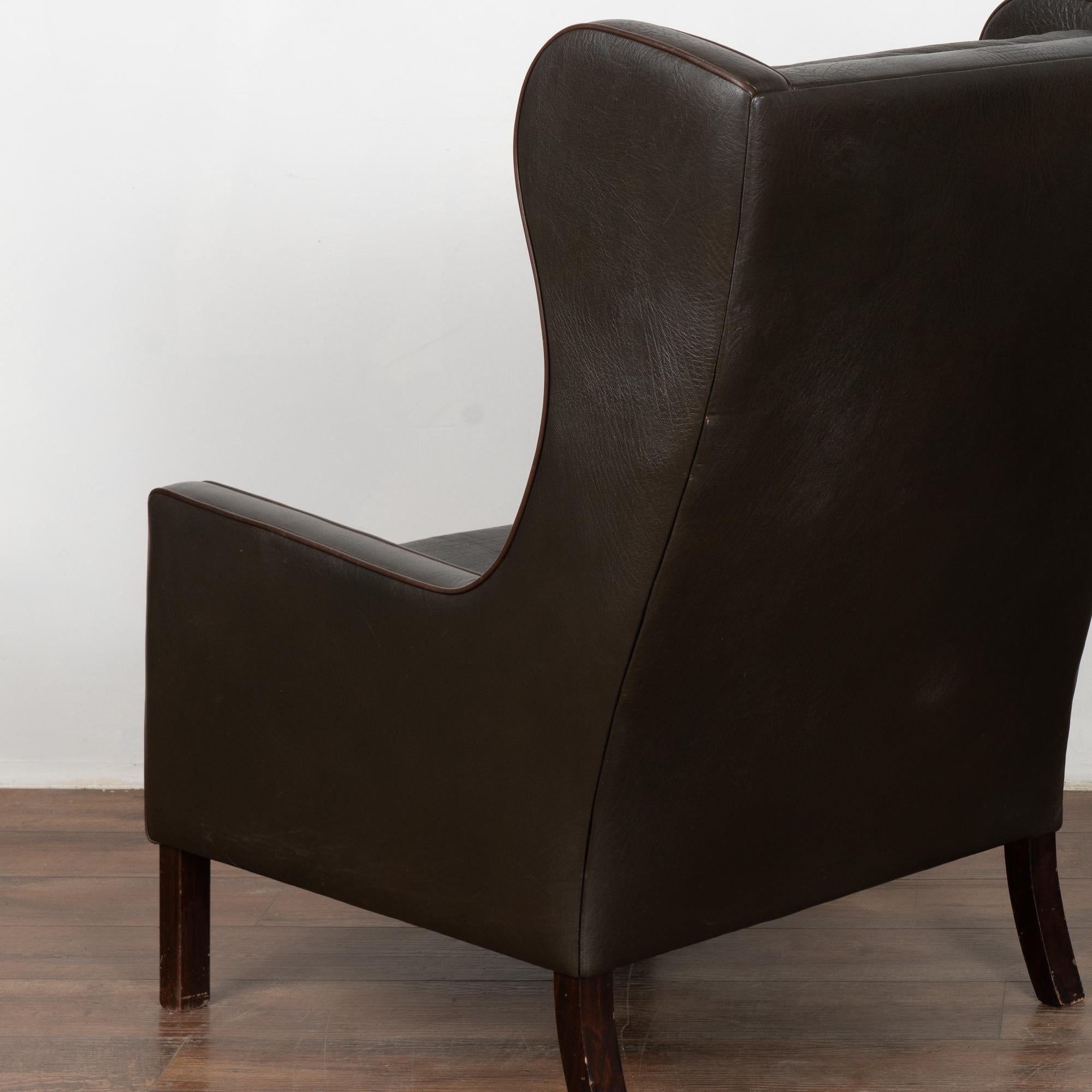 Mid Century Wingback Sessel mit dunkelbraunem Leder, Dänemark 5
