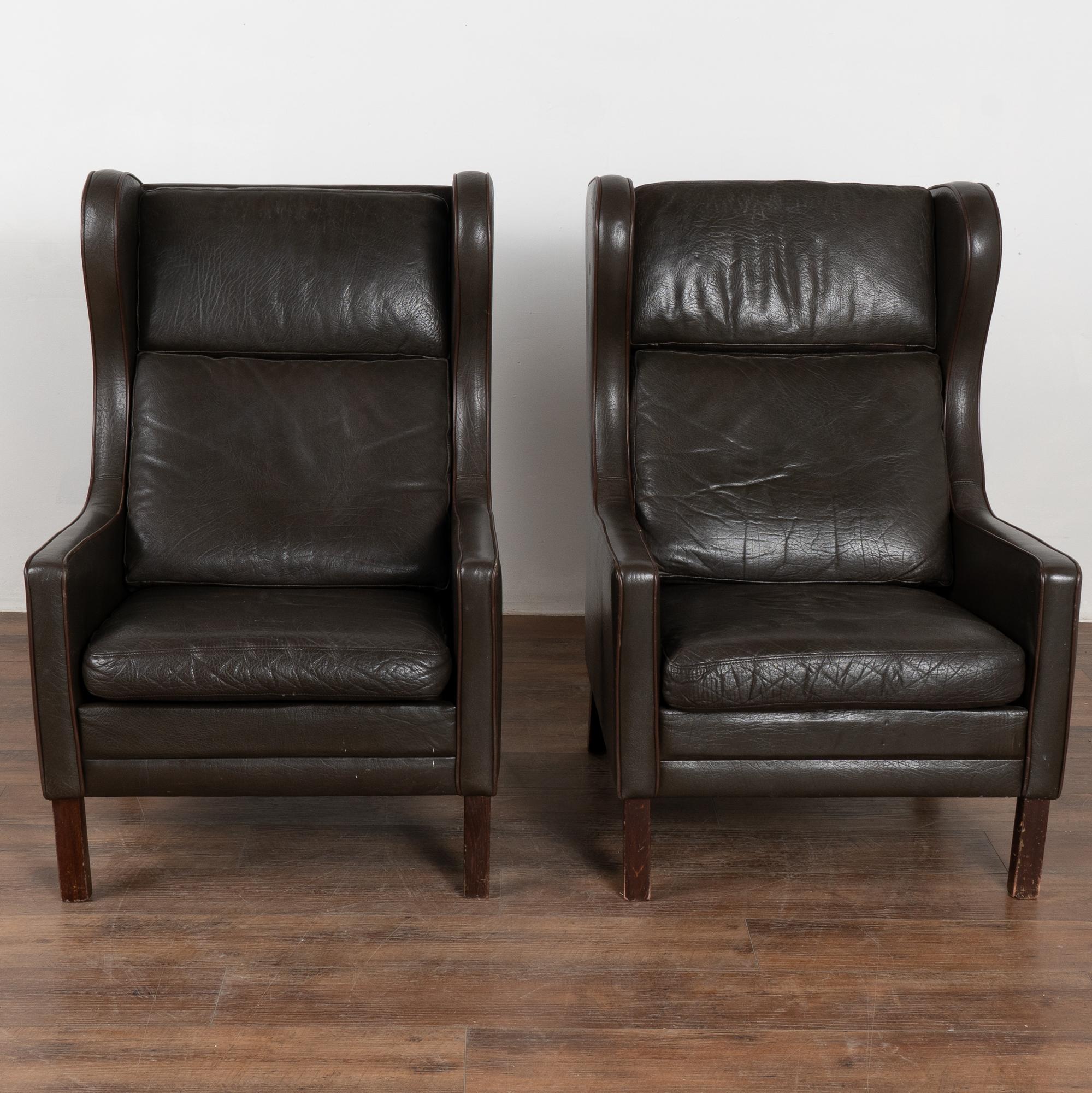 Mid Century Wingback Sessel mit dunkelbraunem Leder, Dänemark (Moderne der Mitte des Jahrhunderts)