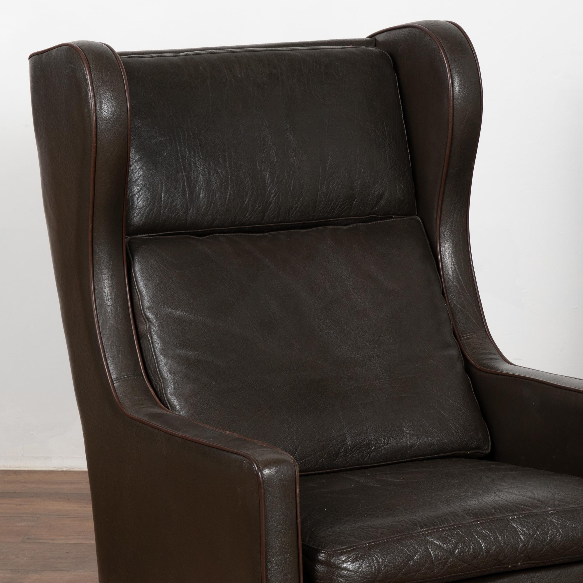 Mid Century Wingback Sessel mit dunkelbraunem Leder, Dänemark (Dänisch)