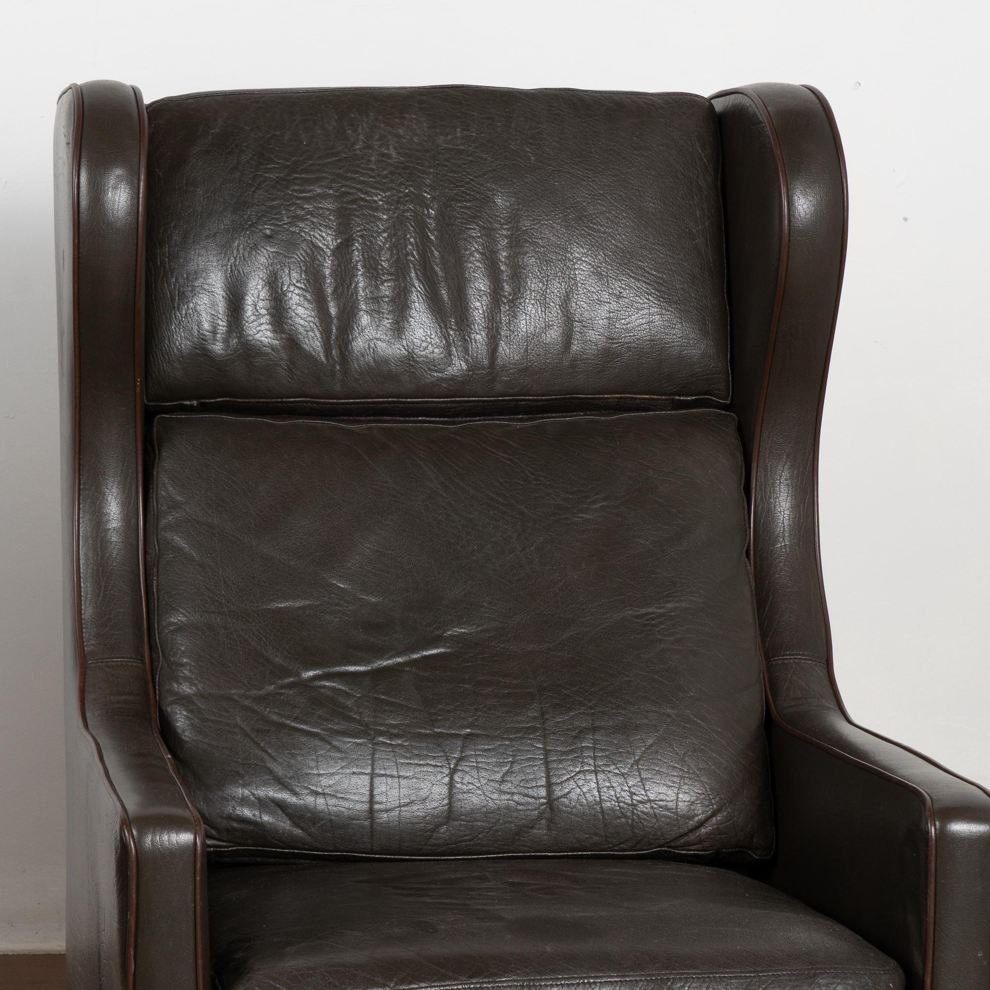 Mid Century Wingback Sessel mit dunkelbraunem Leder, Dänemark im Zustand „Gut“ in Round Top, TX