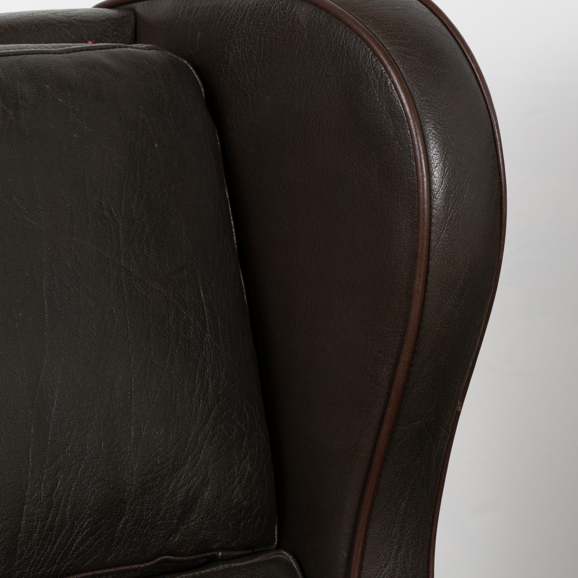 Mid Century Wingback Sessel mit dunkelbraunem Leder, Dänemark (20. Jahrhundert)