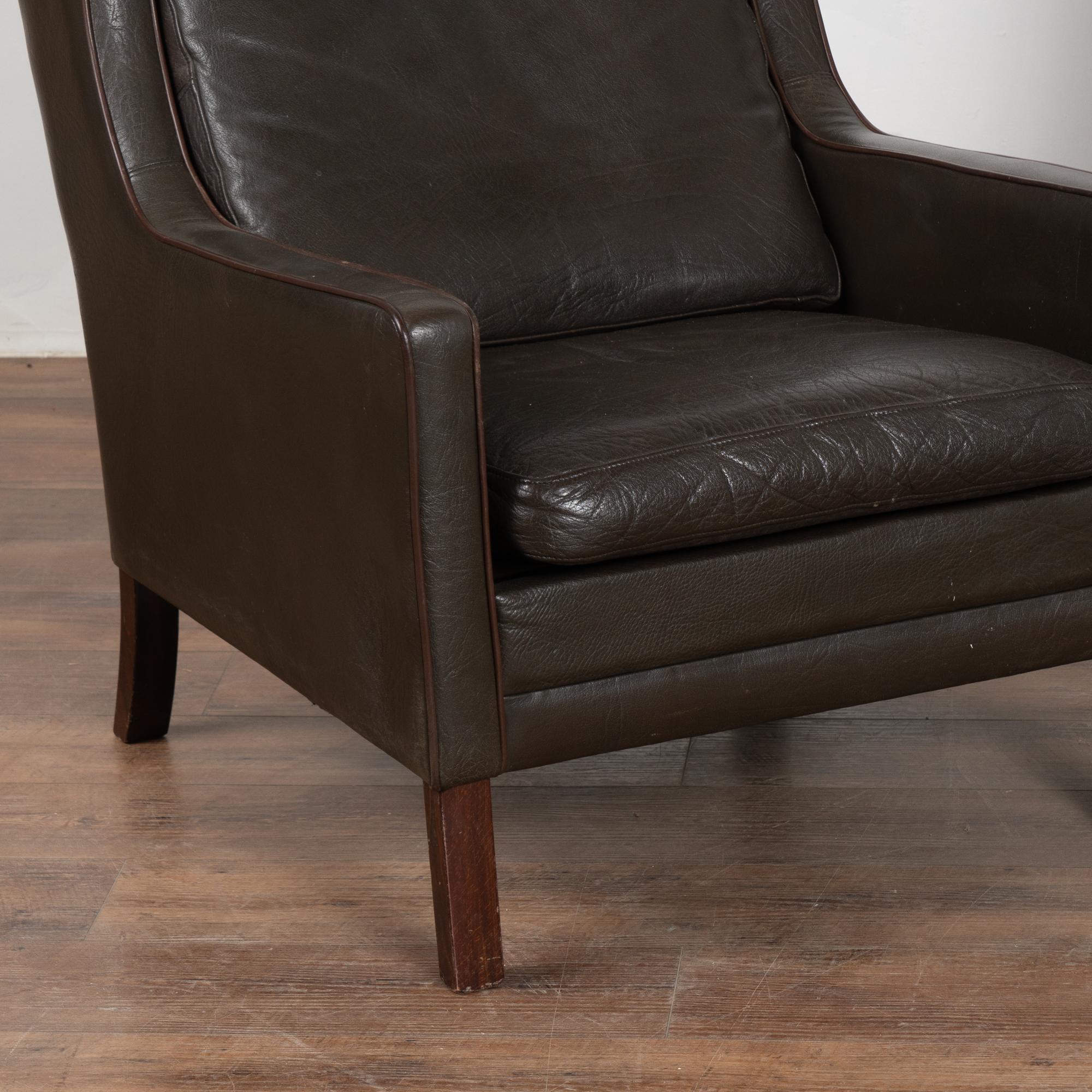 Mid Century Wingback Sessel mit dunkelbraunem Leder, Dänemark 1