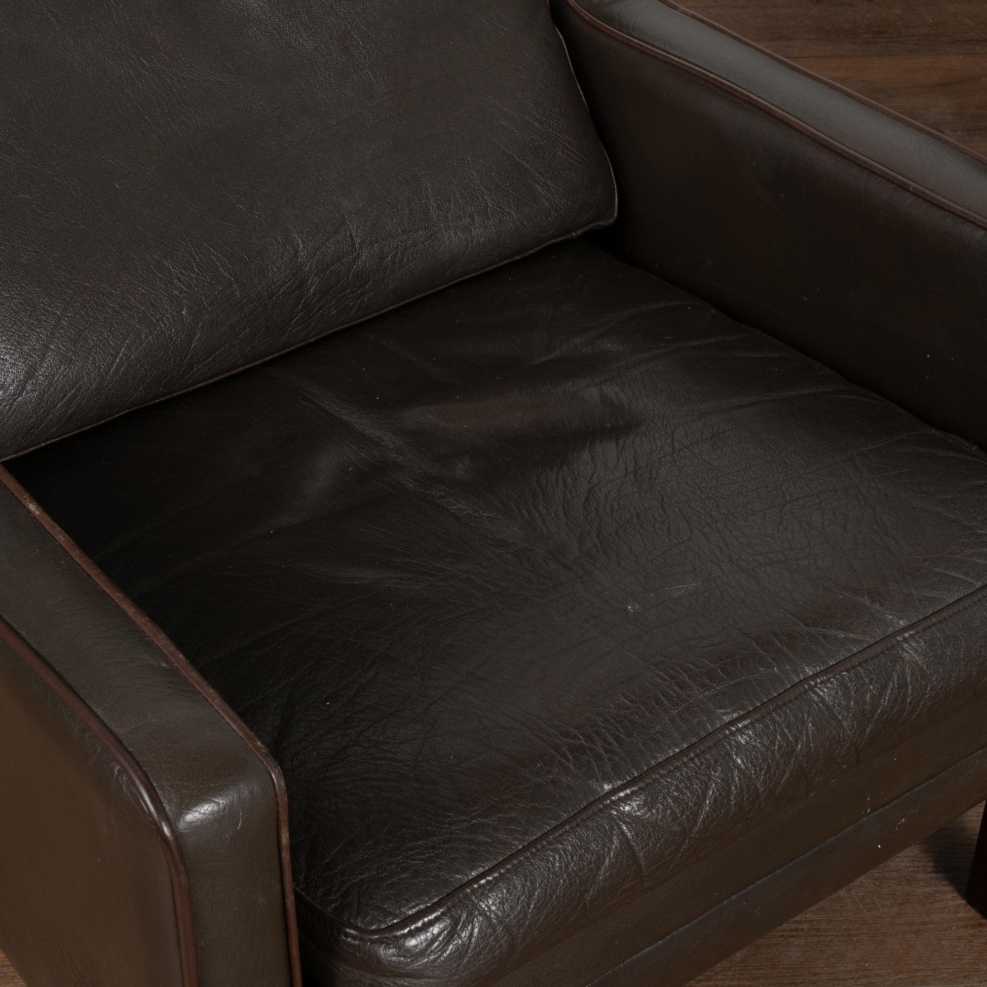 Mid Century Wingback Sessel mit dunkelbraunem Leder, Dänemark 3