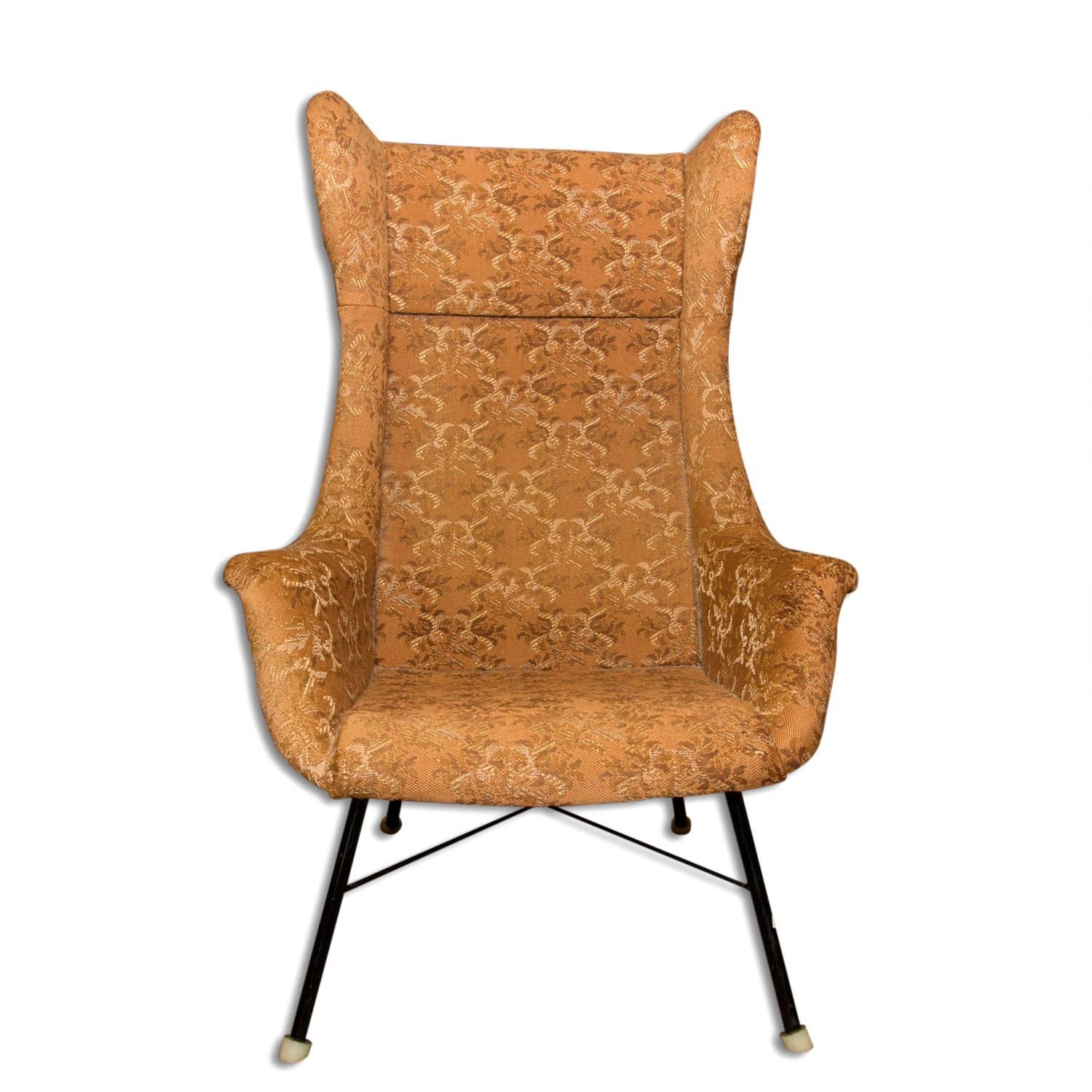 A popular and well-known wingback chair attributed to the Czech designer Miroslav Navrátil. This chair was designed in the context of the world-renowned exhibition EXPO in Brussels in 1958, where the Czechoslovak pavillon was a phenomenal