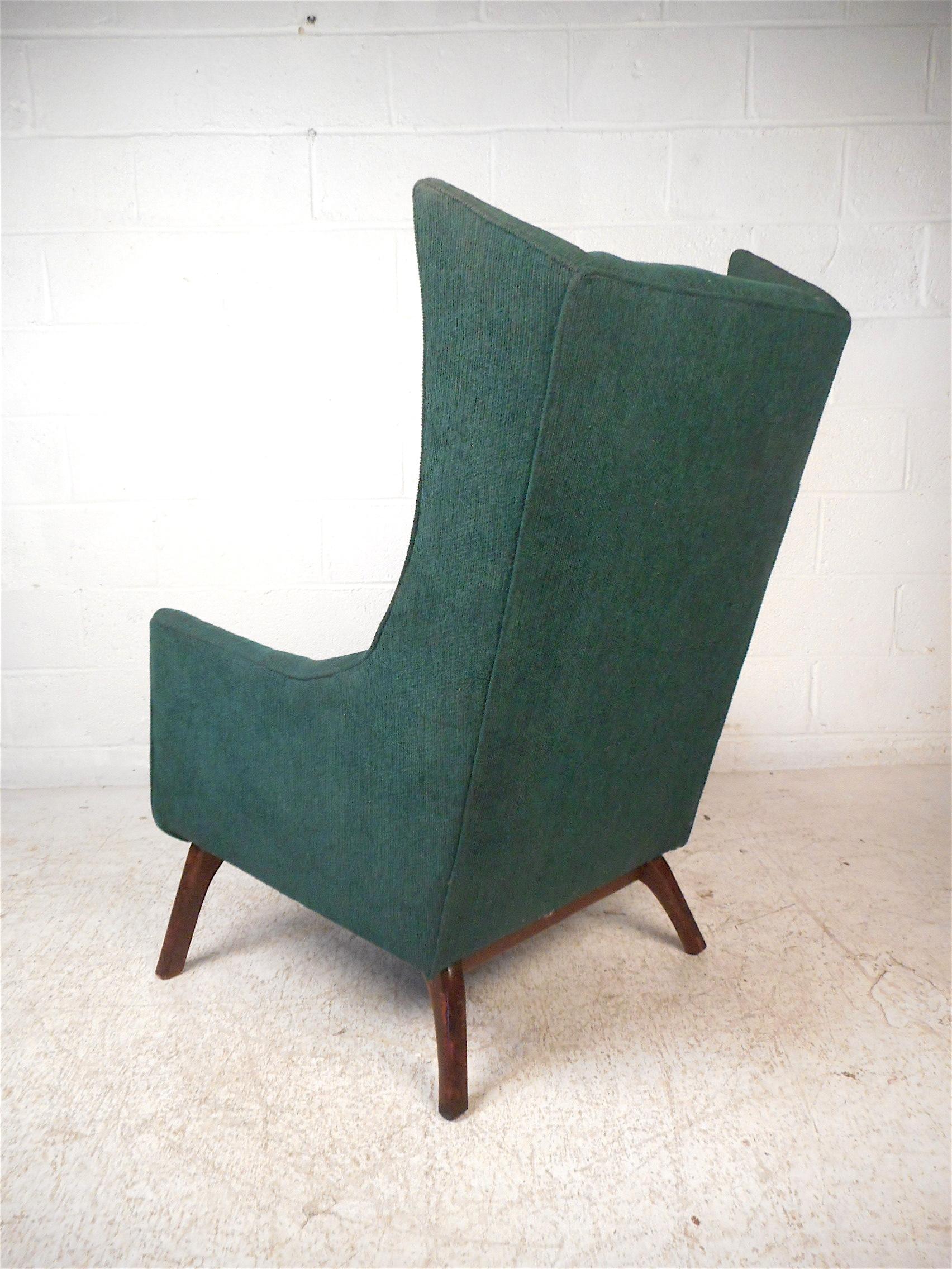 Midcentury Wingback Lounge Chair In Good Condition In Brooklyn, NY