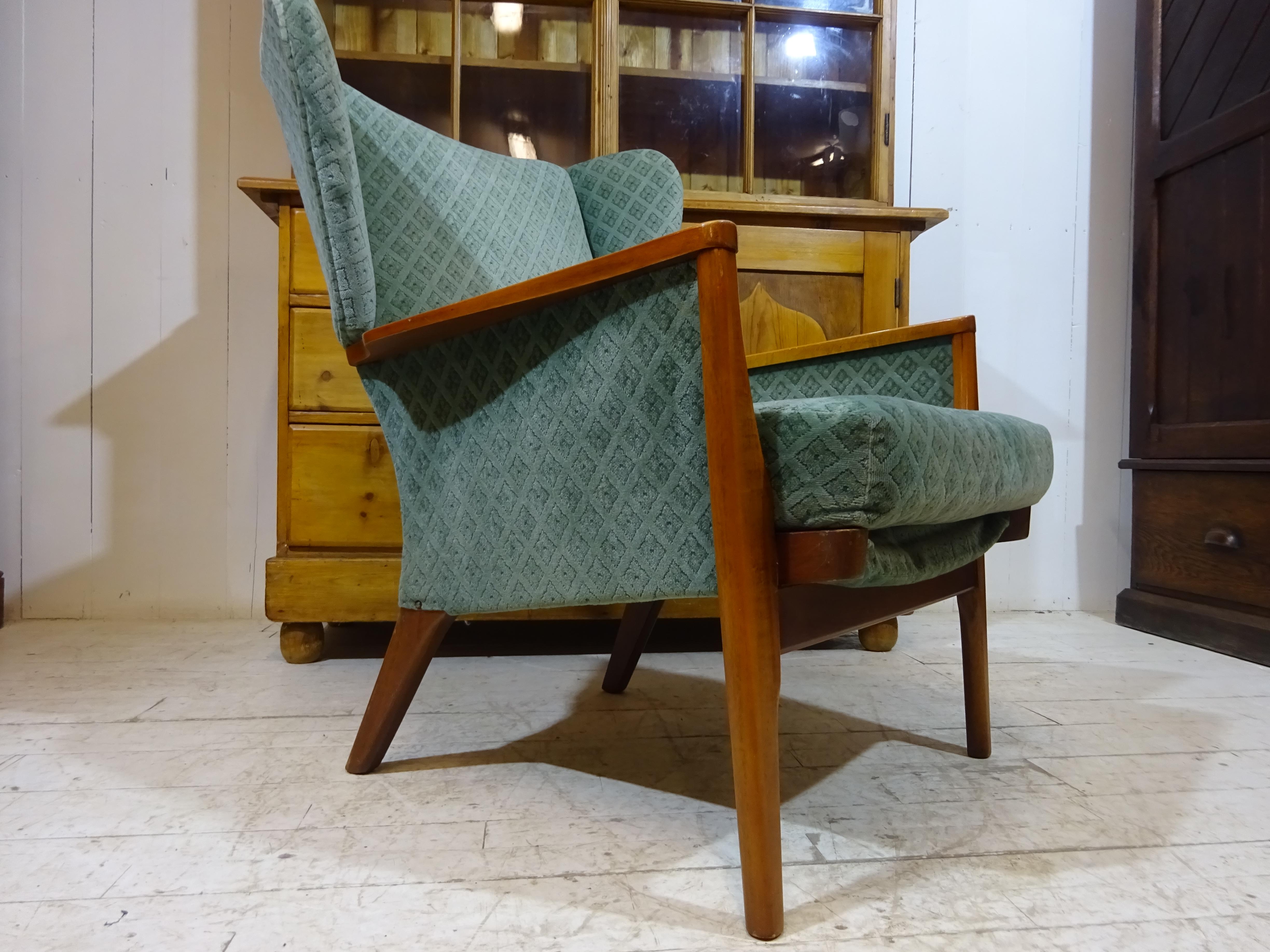Mid Century Parker Knoll Wingback Armchair 

Elevate your living space with the luxurious charm of the Parker Knoll Wingback Armchair, model PK973, presented by The Rare Chair Company. Cloaked in opulent blue velvet, this armchair is a harmonious