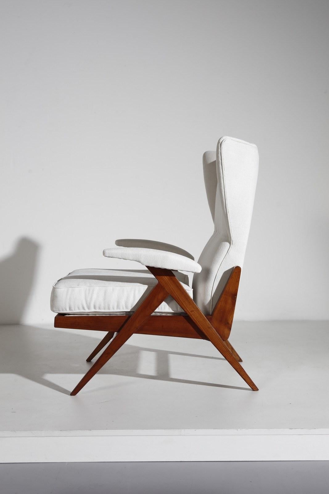 Flügellehnsessel aus der Mitte des Jahrhunderts, Renzo Franchi, 1950er Jahre, Italien

Loungesessel mit Gestell aus Kirschbaumholz und Messingdetails. Diese Sessel sind in jeder ihrer 4 Positionen entspannend und bequem, ob aufrecht oder ganz