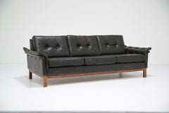 Divano a tre posti in pelle nera "Kardinal" di metà secolo, 1960.