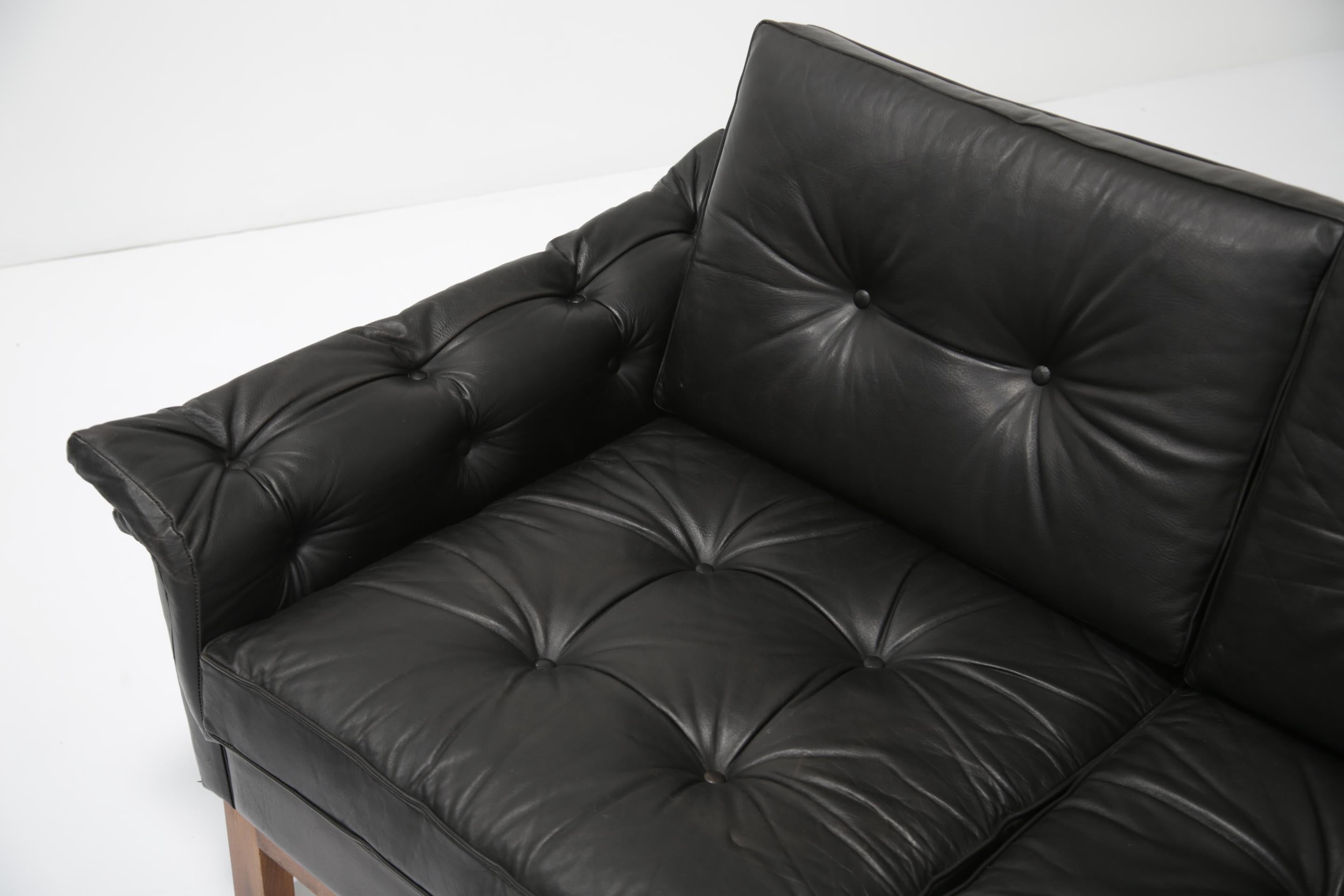Geflügeltes schwarzes Ledersofa 'Kardinal' mit Knöpfen, 1960er Jahre. (Schwedisch)