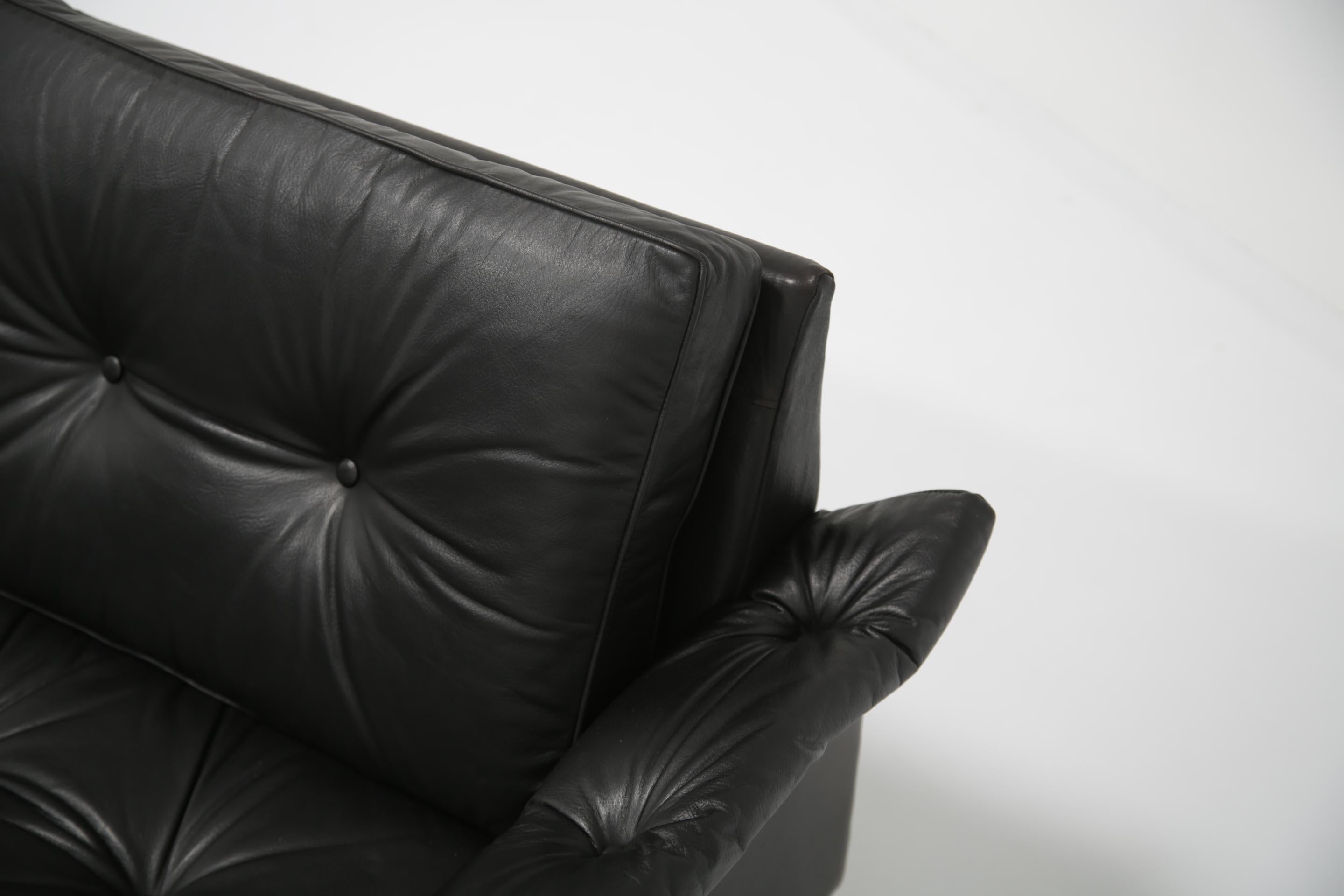 Geflügeltes schwarzes Ledersofa 'Kardinal' mit Knöpfen, 1960er Jahre. im Zustand „Gut“ in Dublin 8, IE