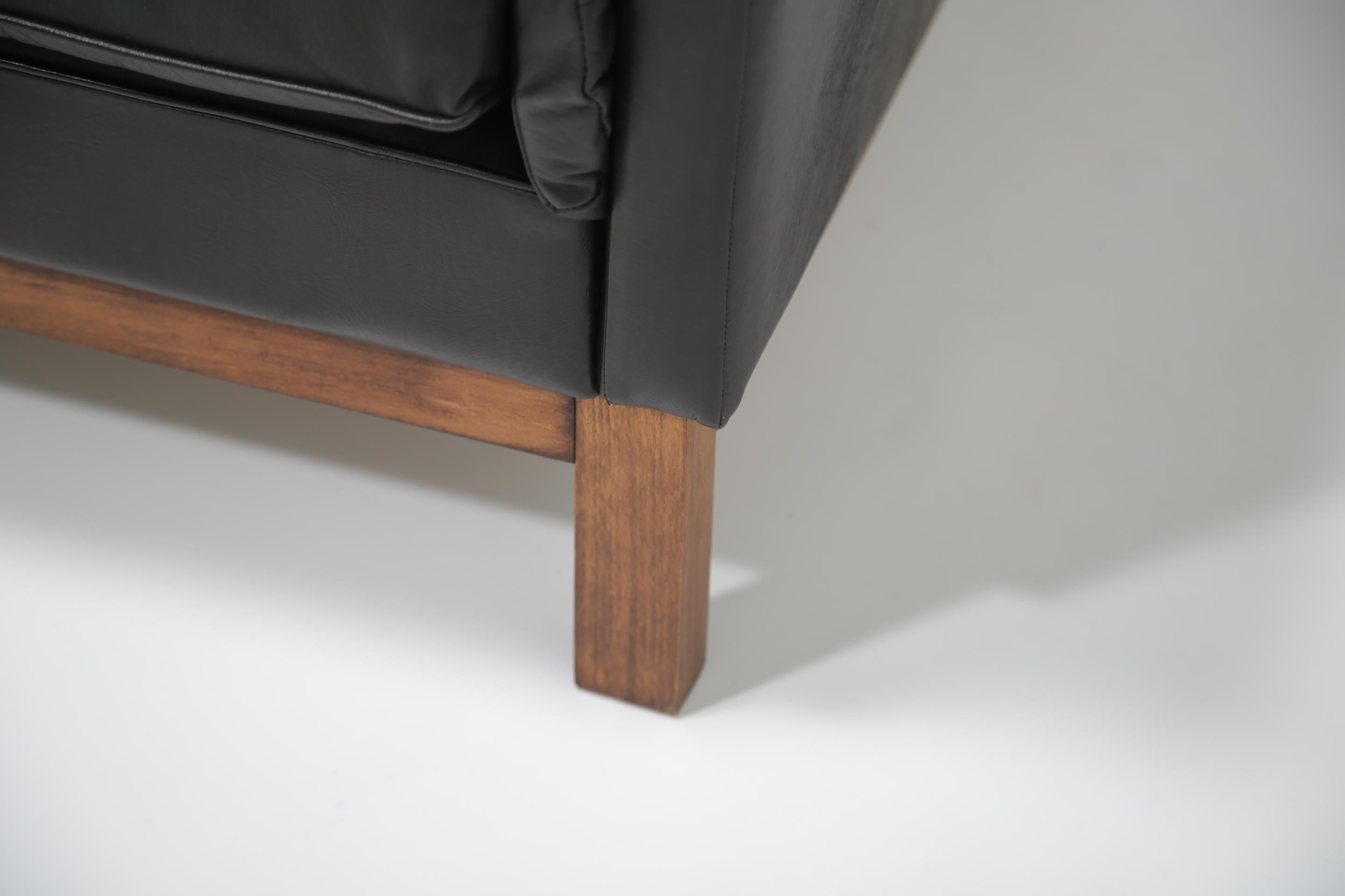 Geflügeltes schwarzes Ledersofa 'Kardinal' mit Knöpfen, 1960er Jahre. (20. Jahrhundert)