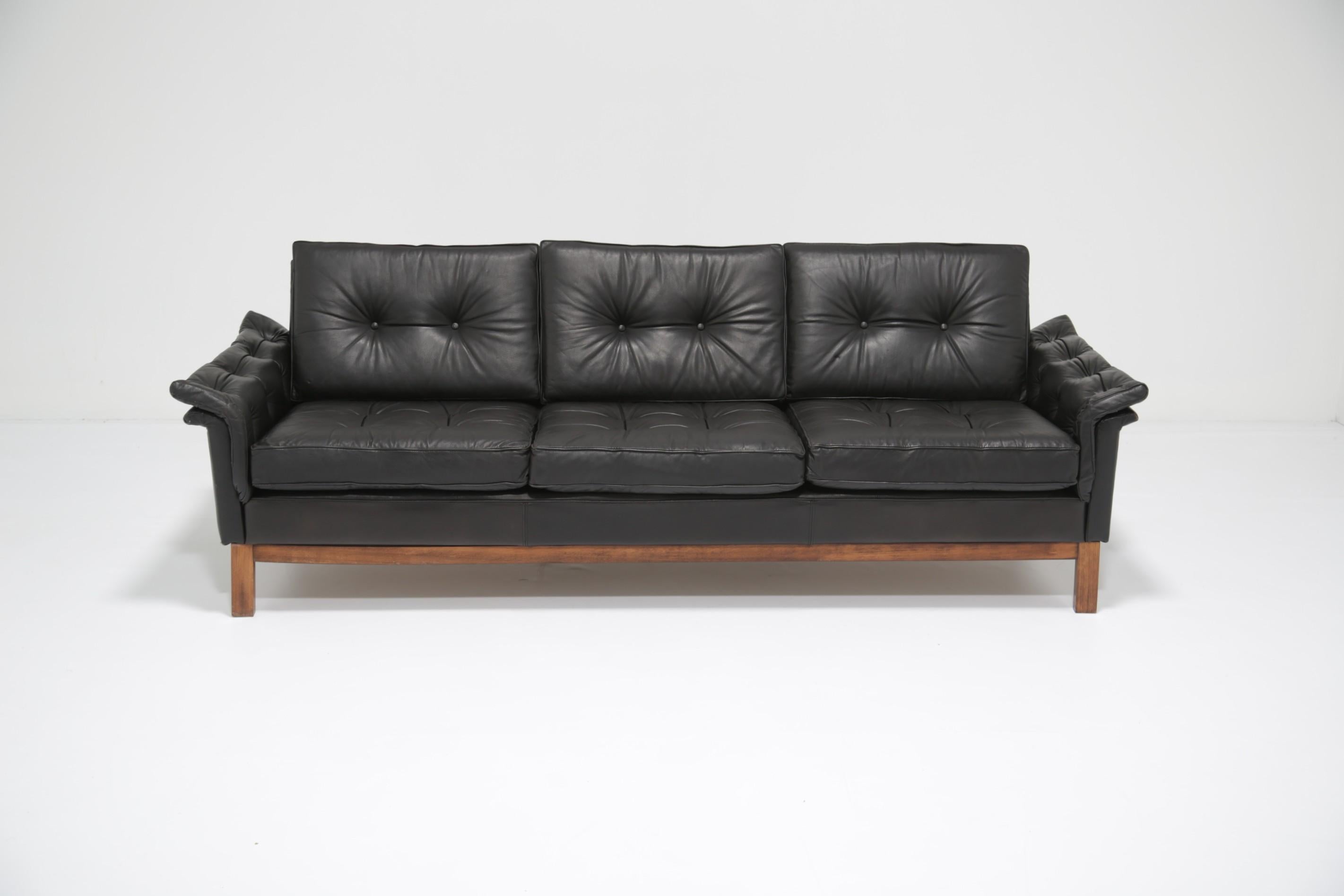 Geflügeltes schwarzes Ledersofa 'Kardinal' mit Knöpfen, 1960er Jahre. 2