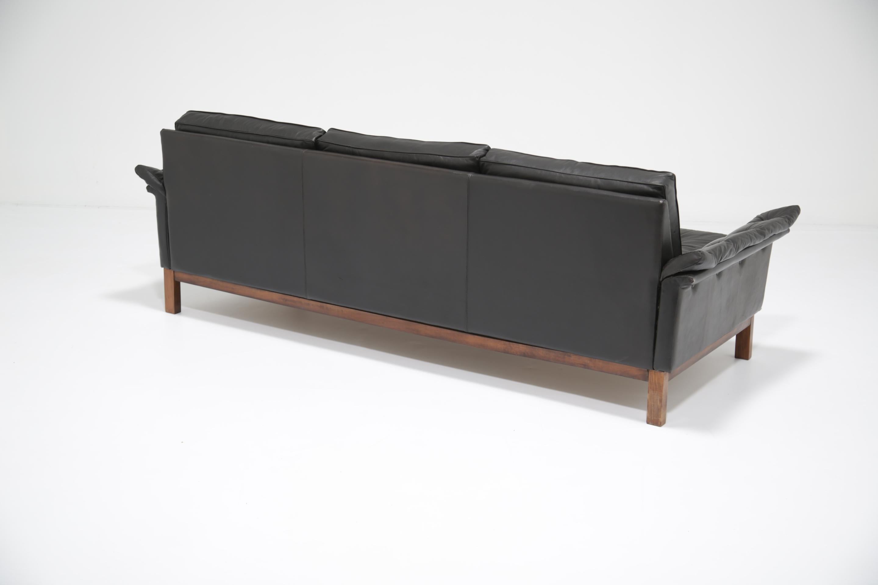 Geflügeltes schwarzes Ledersofa 'Kardinal' mit Knöpfen, 1960er Jahre. 3