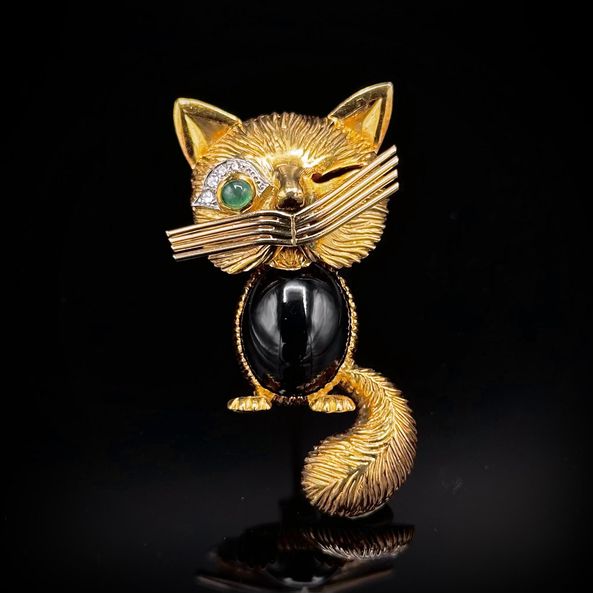 Mid-Century winking cat emerald, diamond and onyx brooch in 18kt yellow and white gold, London, 1958. This enchanting brooch, reminiscent of the coveted 