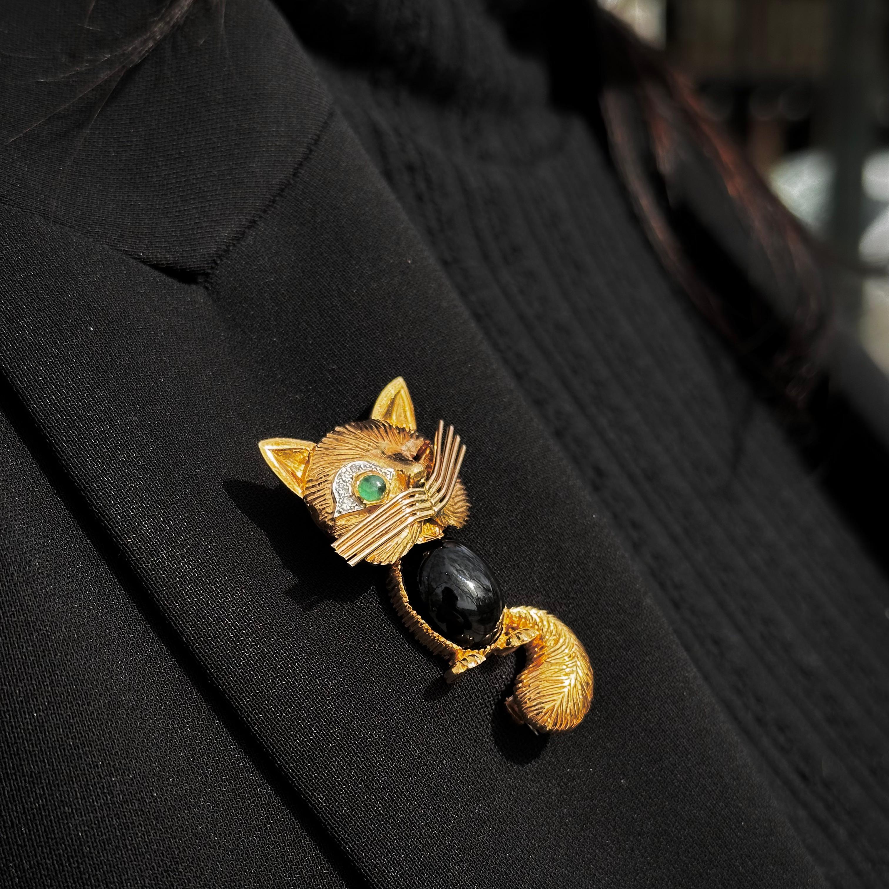 Mid-Century Winking Cat Emerald Diamond Onyx Brooch Yellow Gold English 1950s In Good Condition For Sale In Lisbon, PT