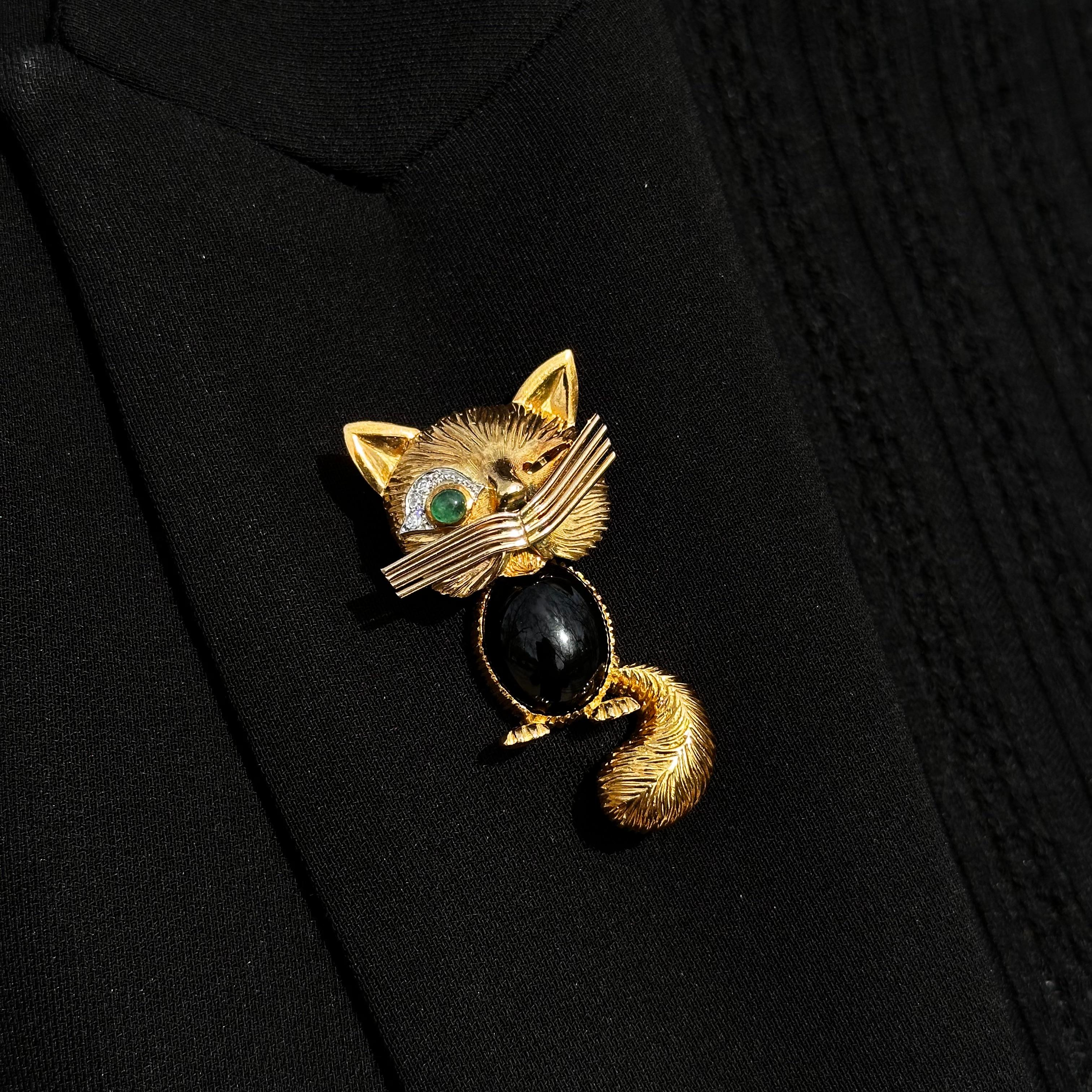 Women's or Men's Mid-Century Winking Cat Emerald Diamond Onyx Brooch Yellow Gold English 1950s For Sale
