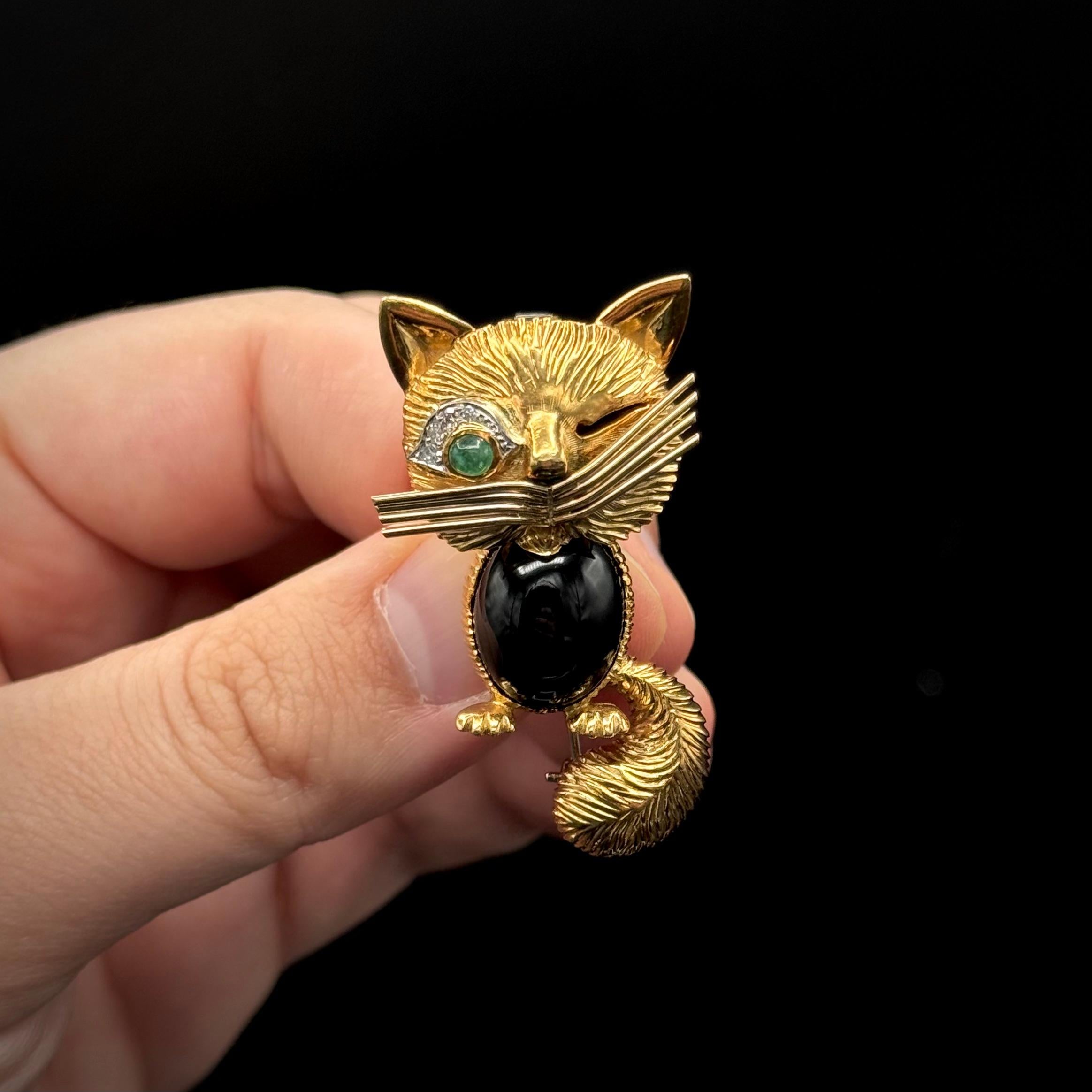 Mid-Century Winking Cat Emerald Diamond Onyx Brooch Yellow Gold English 1950s For Sale 2