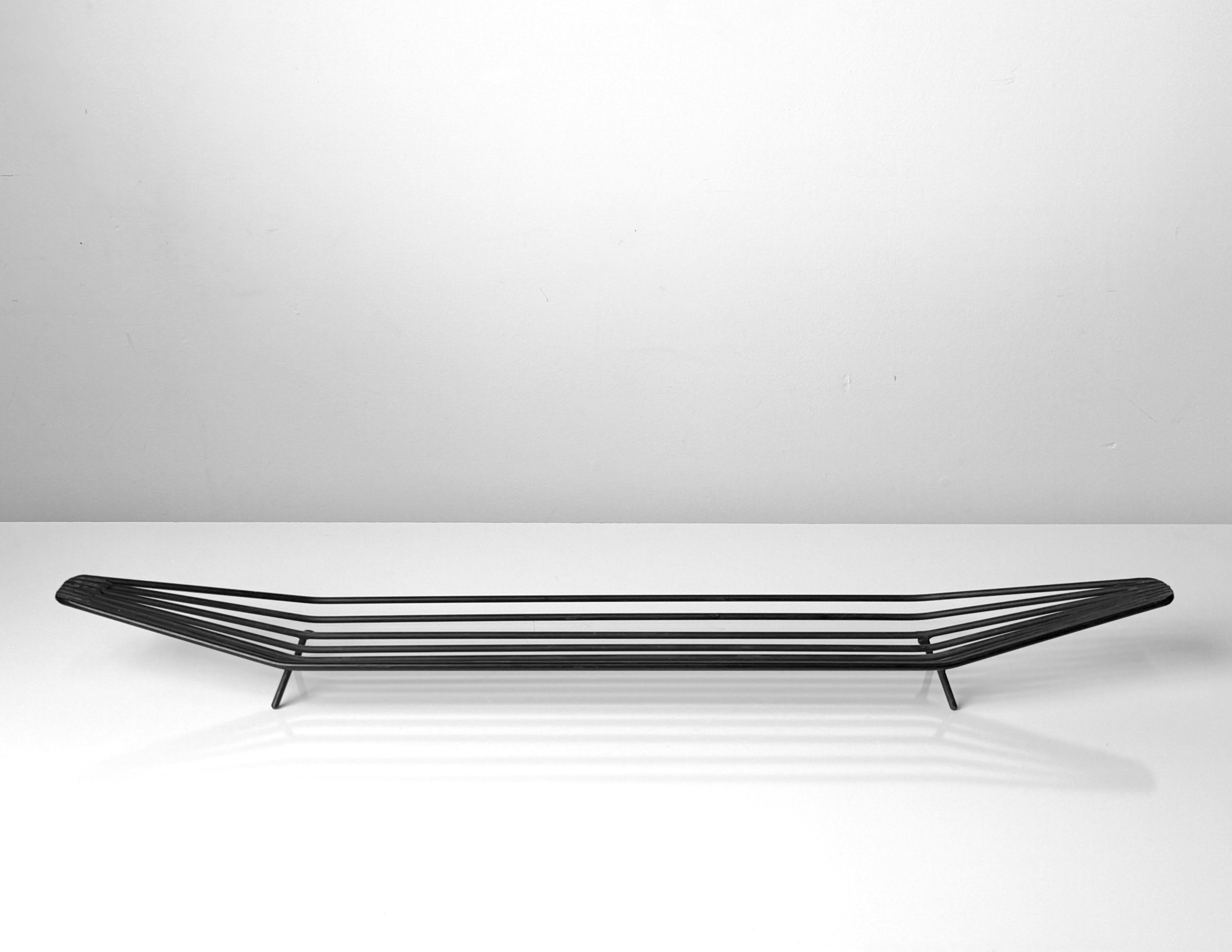 Mid Century long wire fruit basket attributed to Helen Pope 
Circa 1950s

Low and narrow centerpiece of welded black enameled iron wires on splayed feet
Smaller variation shown at the MoMA Good Design exhibit in 1953

27.5 inch width
4.5 inch